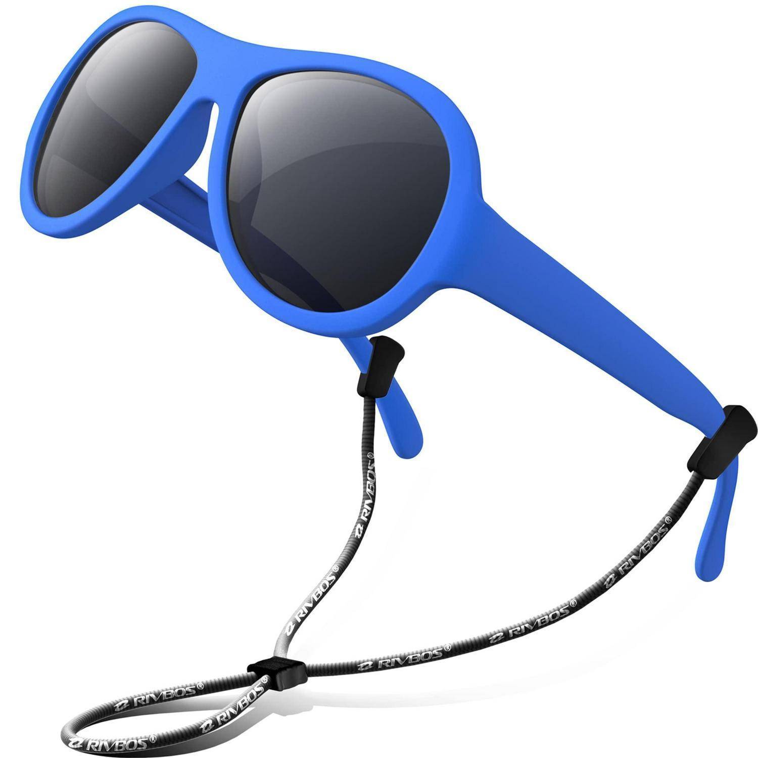 Blaue Wrap-Around-Sonnenbrillen mit einem schwarzen verstellbaren Riemen, der an den Bügeln befestigt ist, auf weißem Hintergrund dargestellt.