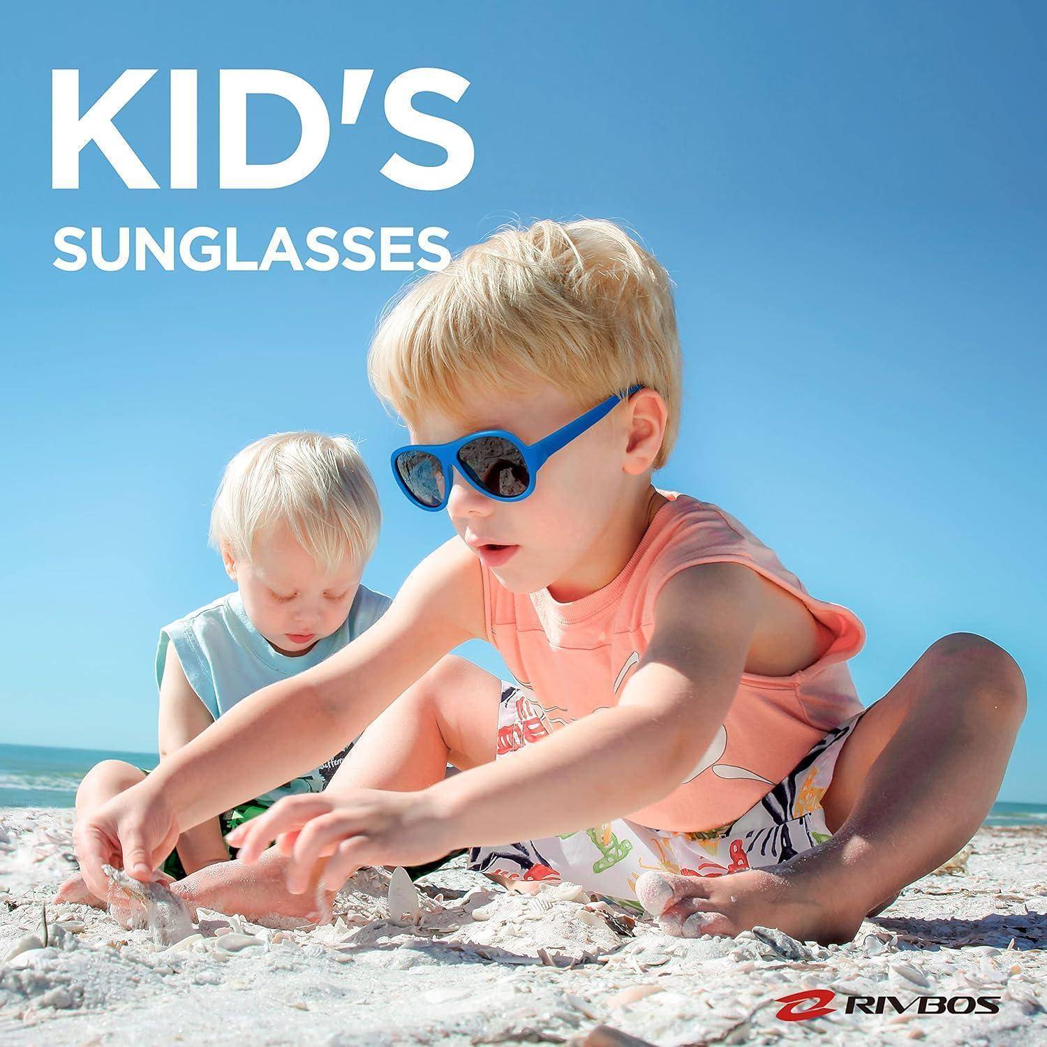 Zwei Kinder spielen an einem sonnigen Strand; das ältere Kind trägt blaue Sonnenbrillen unter dem Text „KID'S SUNGLASSES".