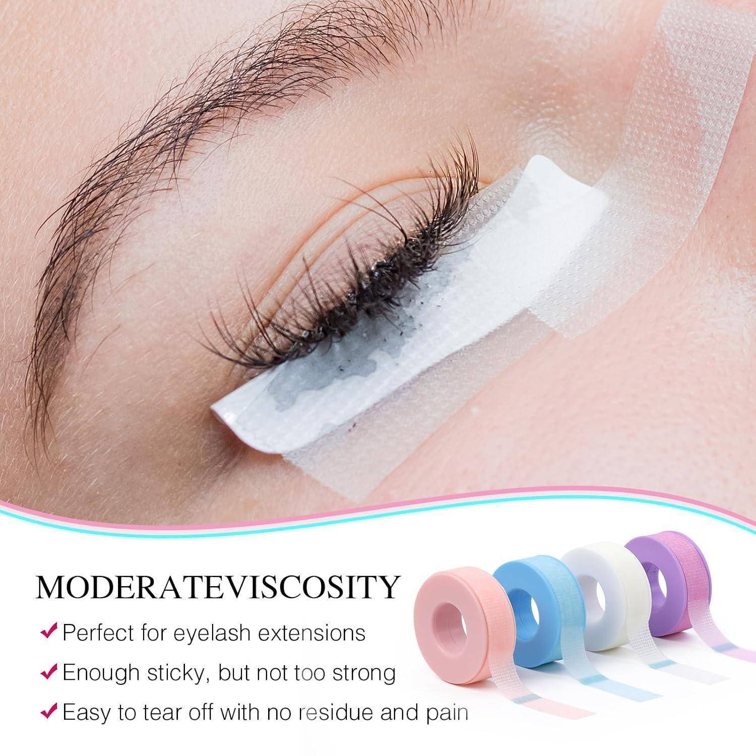 Nahaufnahme eines Auges mit Wimpernverlängerungen und Klebeband, plus Produkttext: 'MODERATE VISKOSITÄT' und Aussagen über klebrig, rückstandsfrei, schmerzfreies Abziehen.