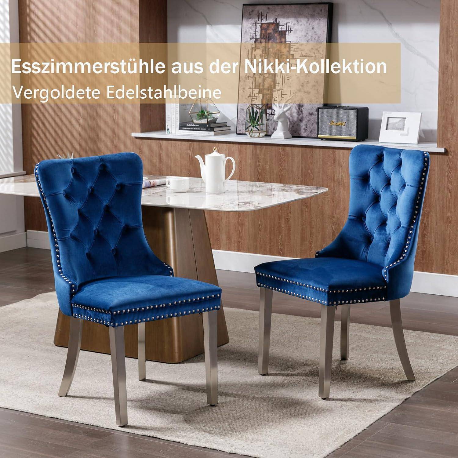 Zwei Esszimmerstühle aus blauem Samt mit silbernen Beinen in einem modernen Esszimmer; deutscher Text lautet „Esszimmerstühle aus der Nikki-Kollektion