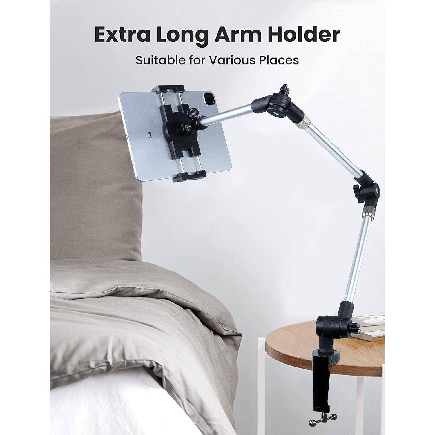 „Extra Long Arm Holder" – Werbeanzeige mit einer verstellbaren, anschraubbaren artikulierten Armhalterung, die ein Tablet neben einem Bett und Nachttisch hält.