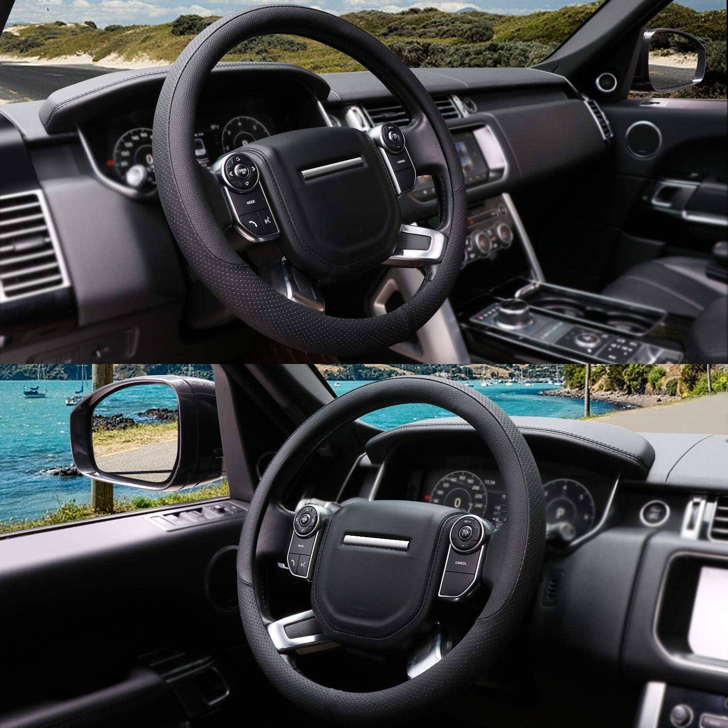 Zwei Ansichten eines luxuriösen SUV-Interieurs, das das Lenkrad, das Armaturenbrett und die Mittelkonsole zeigen, mit Küstenlandschaft, die durch die Fenster sichtbar ist.