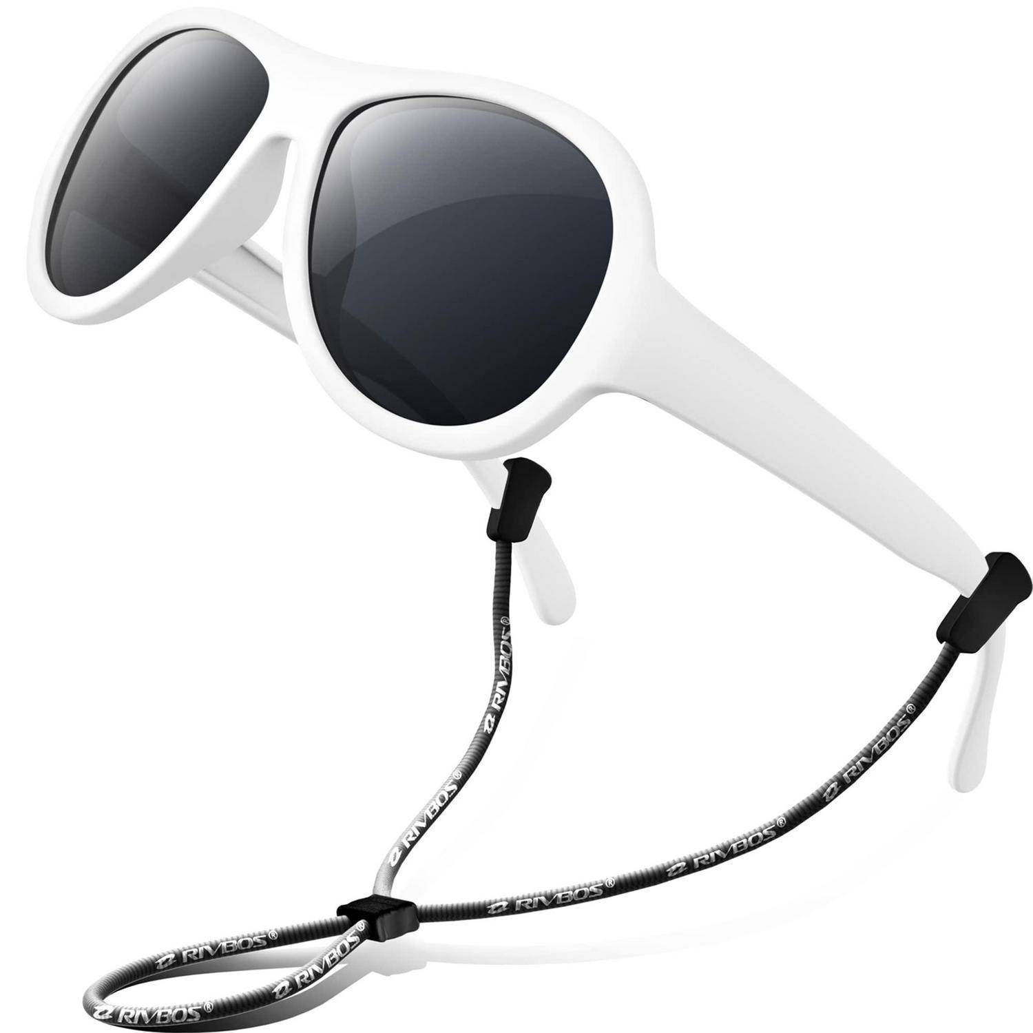 Weiße Sonnenbrille mit dunklen Gläsern und einem schwarzen Riemen, dargestellt vor einem einfachen Hintergrund.