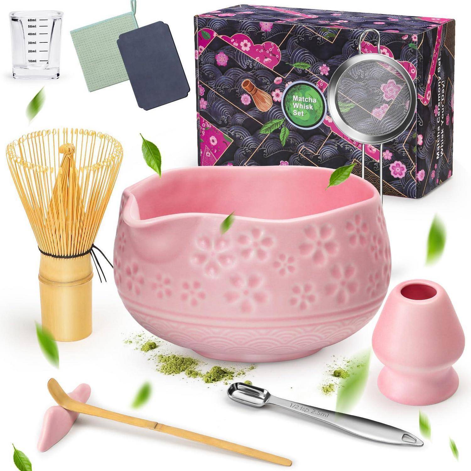 Matcha-Quirl-Set mit rosa Keramikschale, Bambus-Quirl und Löffel, Messbecker, Sieb, Quirl-Halter und Reinigungsbürste in einer Geschenkbox.