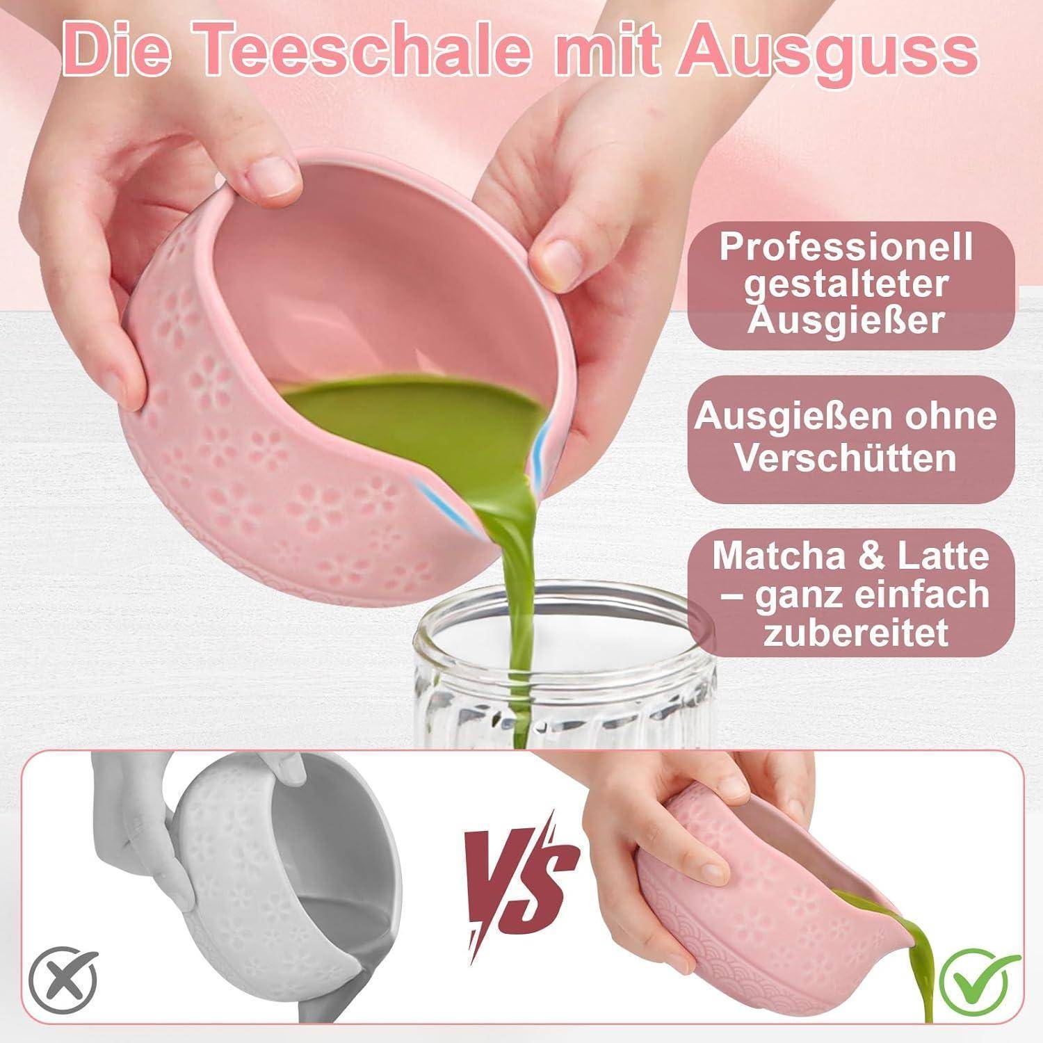 Hände gießen grünes Matcha aus einer rosa Kanne in ein Glas, mit deutschem Text, der spillfreies Gießen und einfache Matcha-Latte-Zubereitung bewirbt.