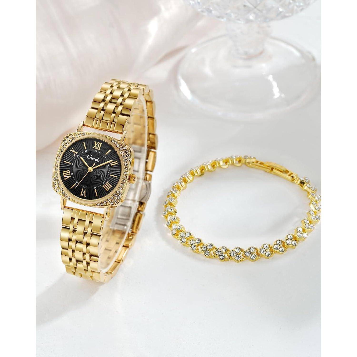 Goldene Armbanduhr mit schwarzem Zifferblatt neben einem goldenen Edelstein-Armband auf einer weißen Ausstellungsfläche.