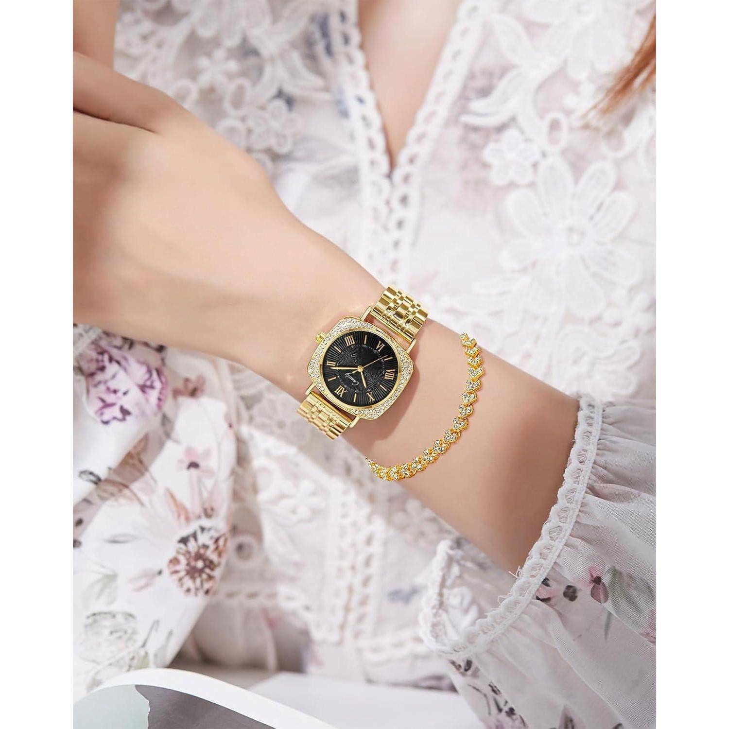 Nahaufnahme des Handgelenks einer Frau, die eine goldene Uhr und ein passendes Armband über einer weißen Spitzenbluse trägt.