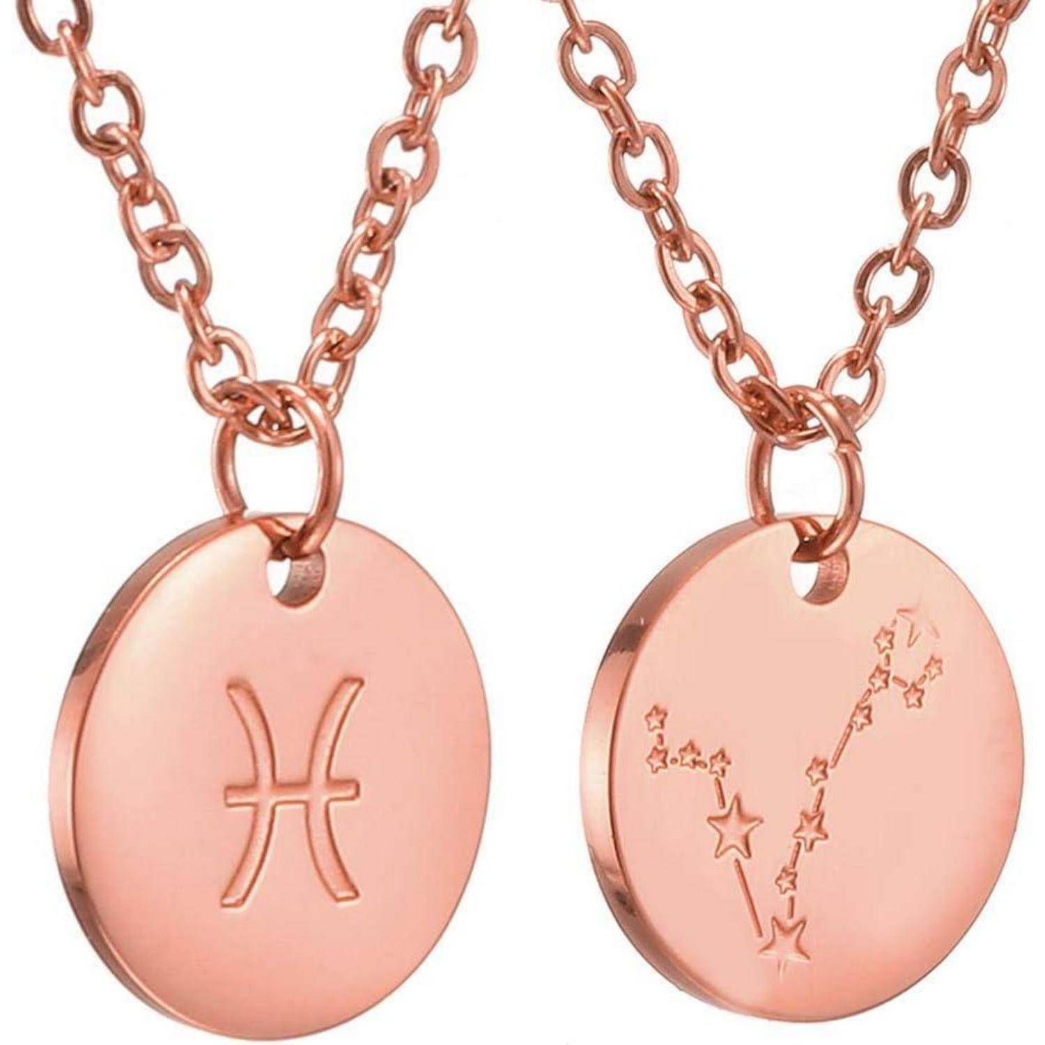 Zwei Roségold-Anhängerketten mit ovalen Anhängern an Ketten; ein Anhänger zeigt das Fische-Symbol, der andere ein Sternbild-Design.