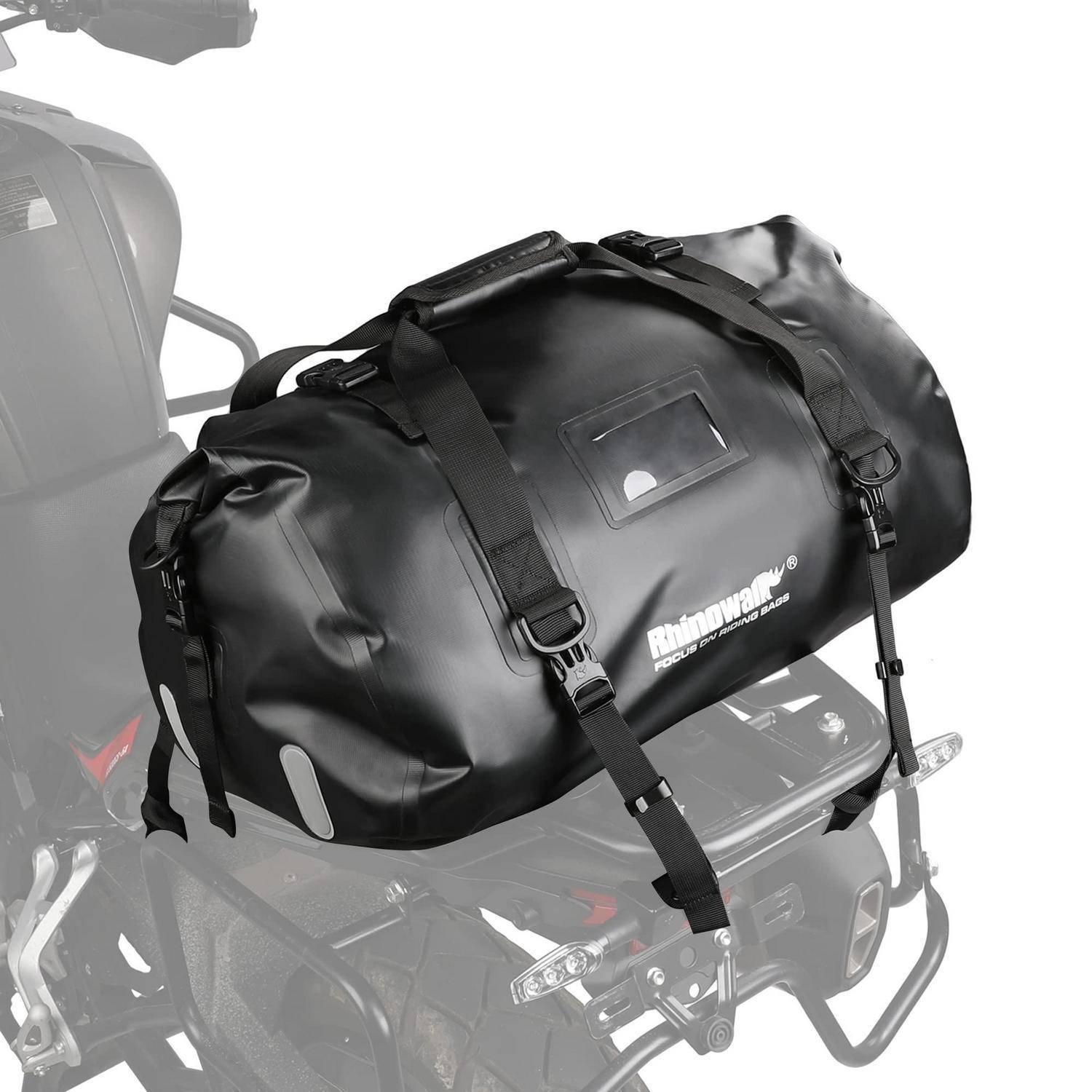 Schwarze wasserdichte Roll-Top-Reisetasche, die sicher auf der Rückseite eines Motorrads befestigt ist.