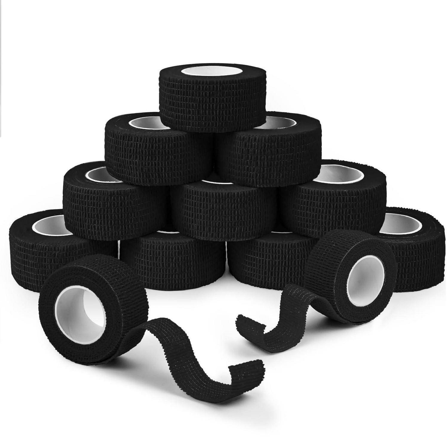 Stapel schwarzer haftklebender Athletik-Tape-Rollen auf weißem Hintergrund, mit zwei abgerollten Streifen vorne.