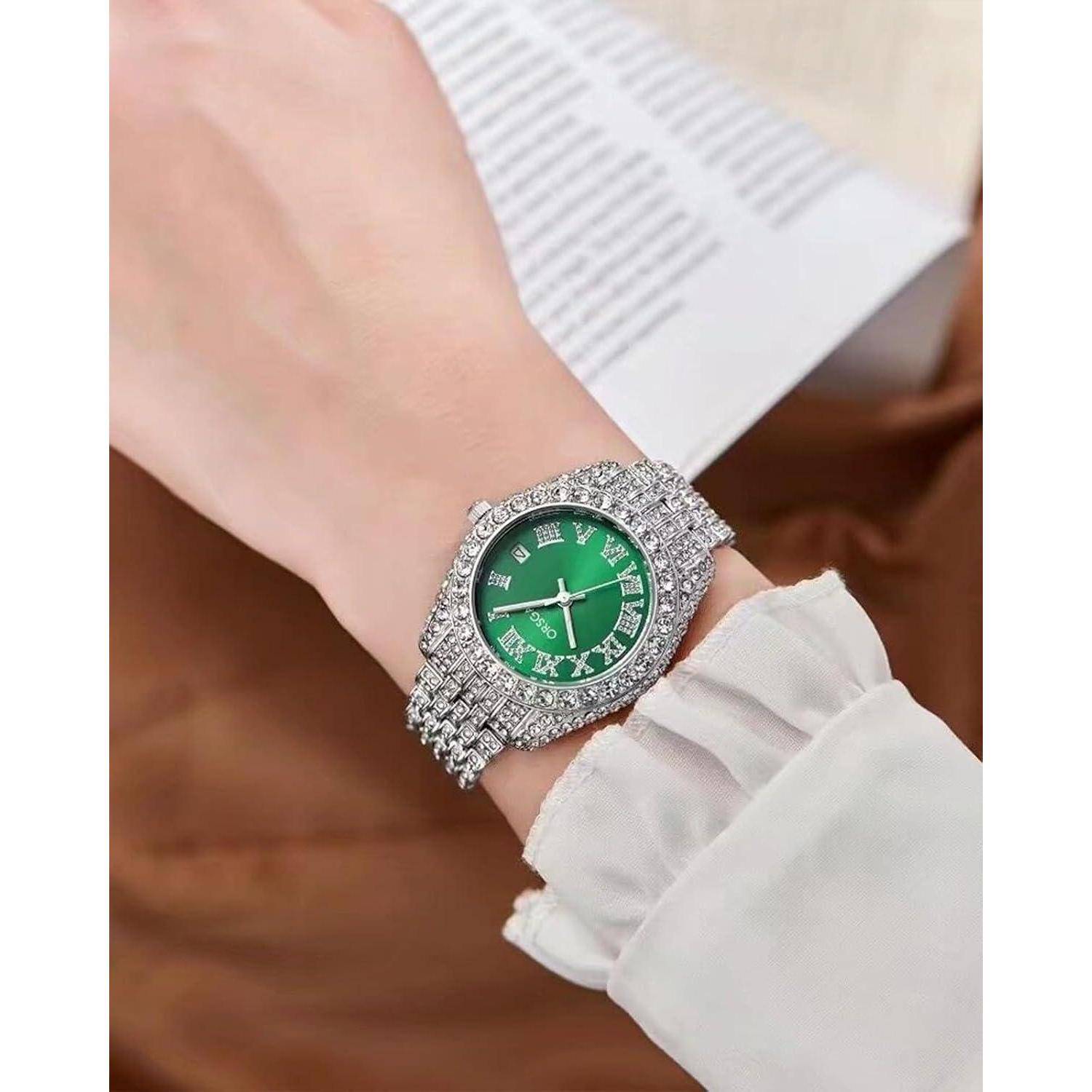 Nahaufnahme eines Handgelenks mit einer mit Diamanten besetzten silbernen Uhr mit grünem Zifferblatt, gezeigt vor einem Hintergrund eines aufgeschlagenen Buches.