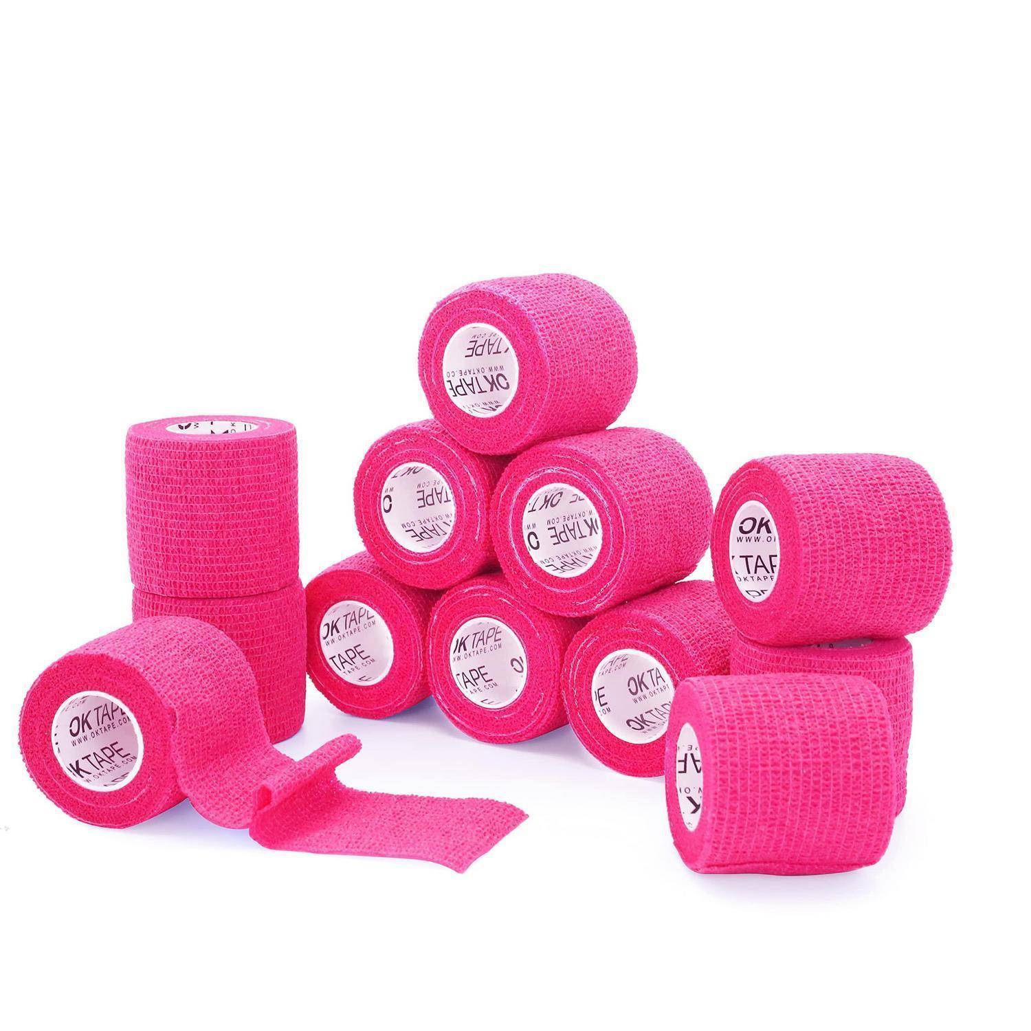 Stapel aus leuchtend rosa zusammenhängenden Verbandrolle, mit einem aufgerollten Streifen, auf weißem Hintergrund.