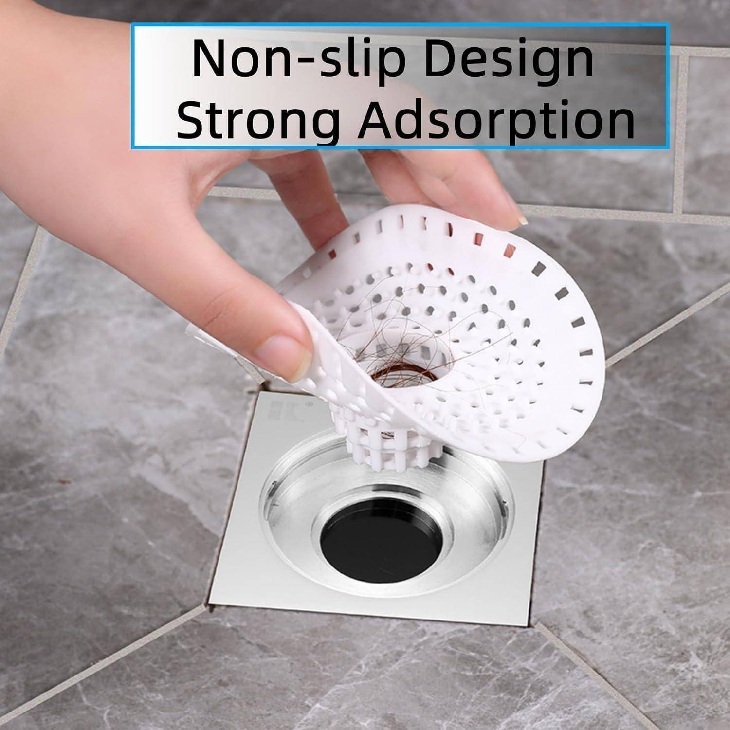 Hand, die einen weißen Haarfänger über einen Bodenablauf einer Dusche platziert, mit dem Text „Rutschfestes Design Starke Adsorption