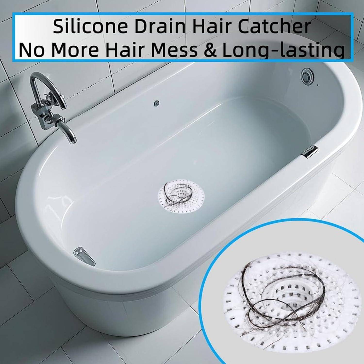Badewanne mit einem Silikon-Haarfänger im Abfluss; die Bildeinlage zeigt den weißen Fänger, der Haare einfängt. Der Text lautet „Silikon-Haarfänger für den Abfluss