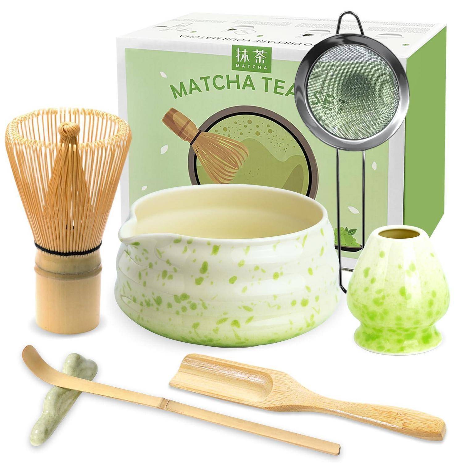 Matcha-Tee-Set mit Schale, Schneebesen, Sieb, Löffel, Besenhälter und Bambus-Besenschaber auf weißem Hintergrund.