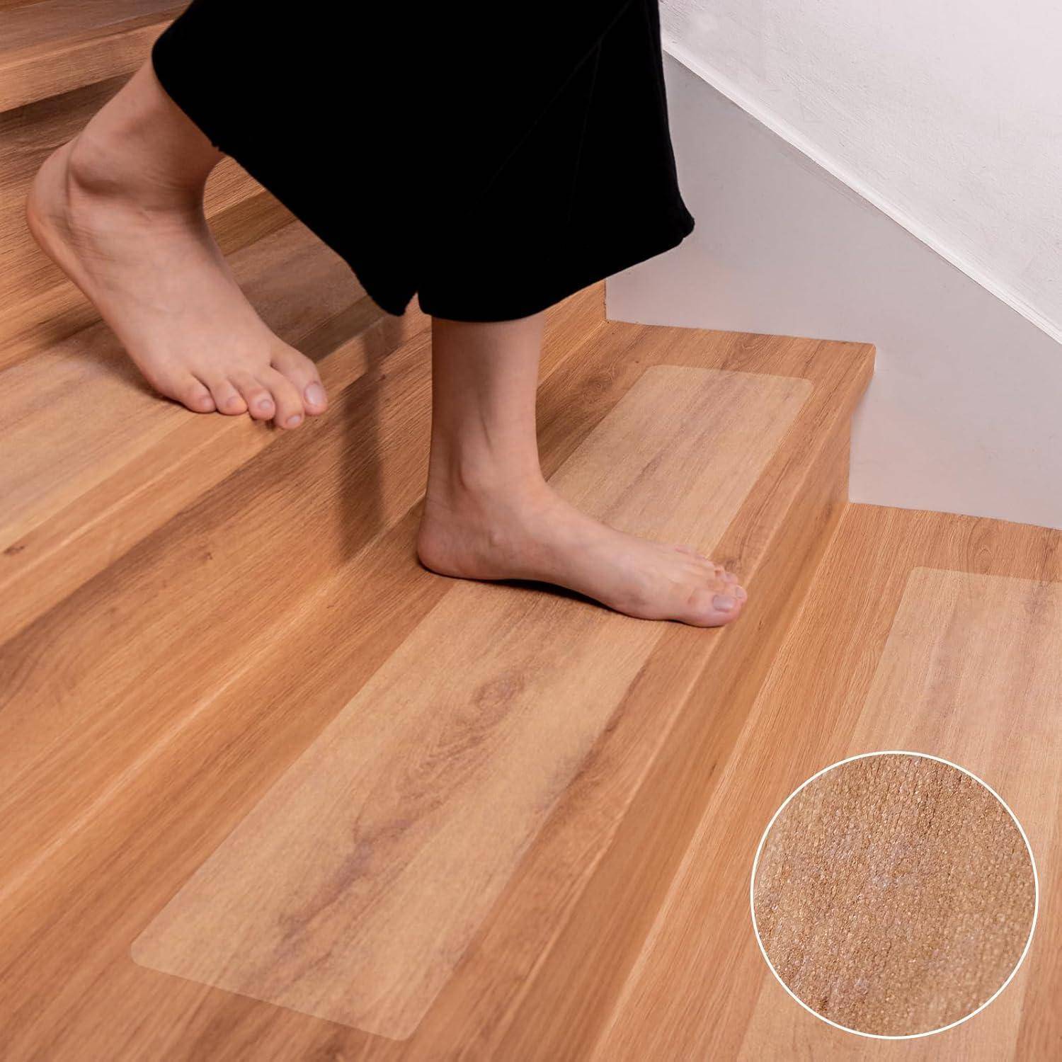 Nackte Füße auf einer Holztreppe, mit einem kreisförmigen Ausschnitt, der eine Nahaufnahme der Holzbodentextur zeigt.