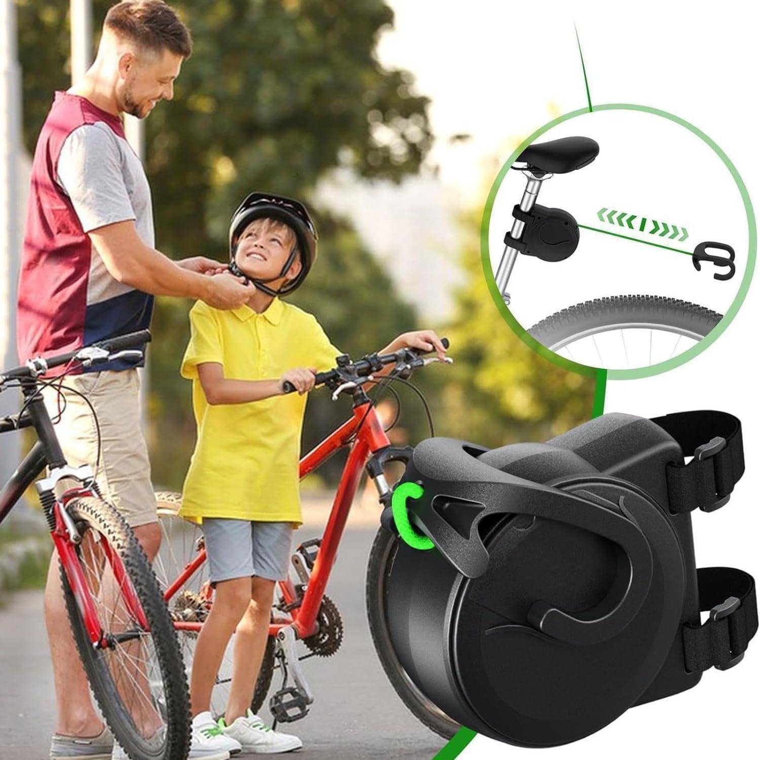 Kind mit Fahrradhelm steht neben einem Mann und zwei Fahrrädern; die Vergrößerung zeigt ein am Sattel montiertes Schloss, das das Fahrradrad sichert.