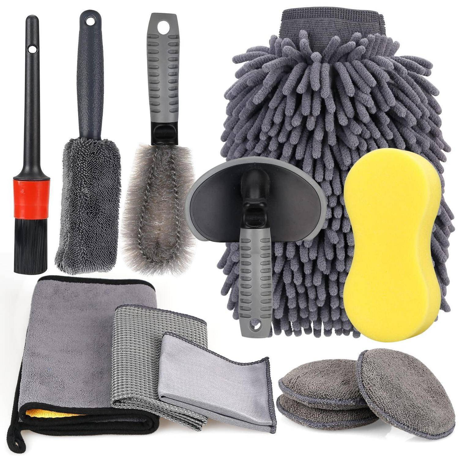 Assortierte Autoreinigungswerkzeuge und Zubehör, einschließlich Bürsten, Mikrofaser-Handschuhe, Schwämme, Waschpad und Polierpads auf weißem Hintergrund.