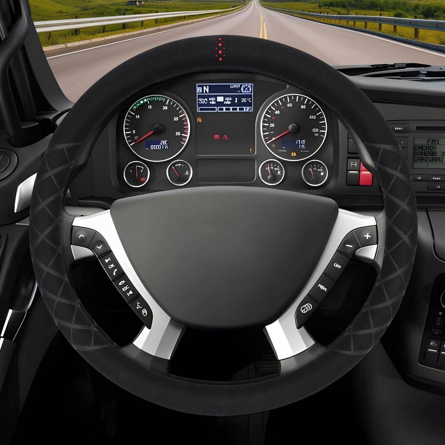 Blick des Fahrers auf ein Autolenkrad und eine Instrumententafel auf einer Autobahn, mit digitalem Display und sichtbaren Messgeräten.