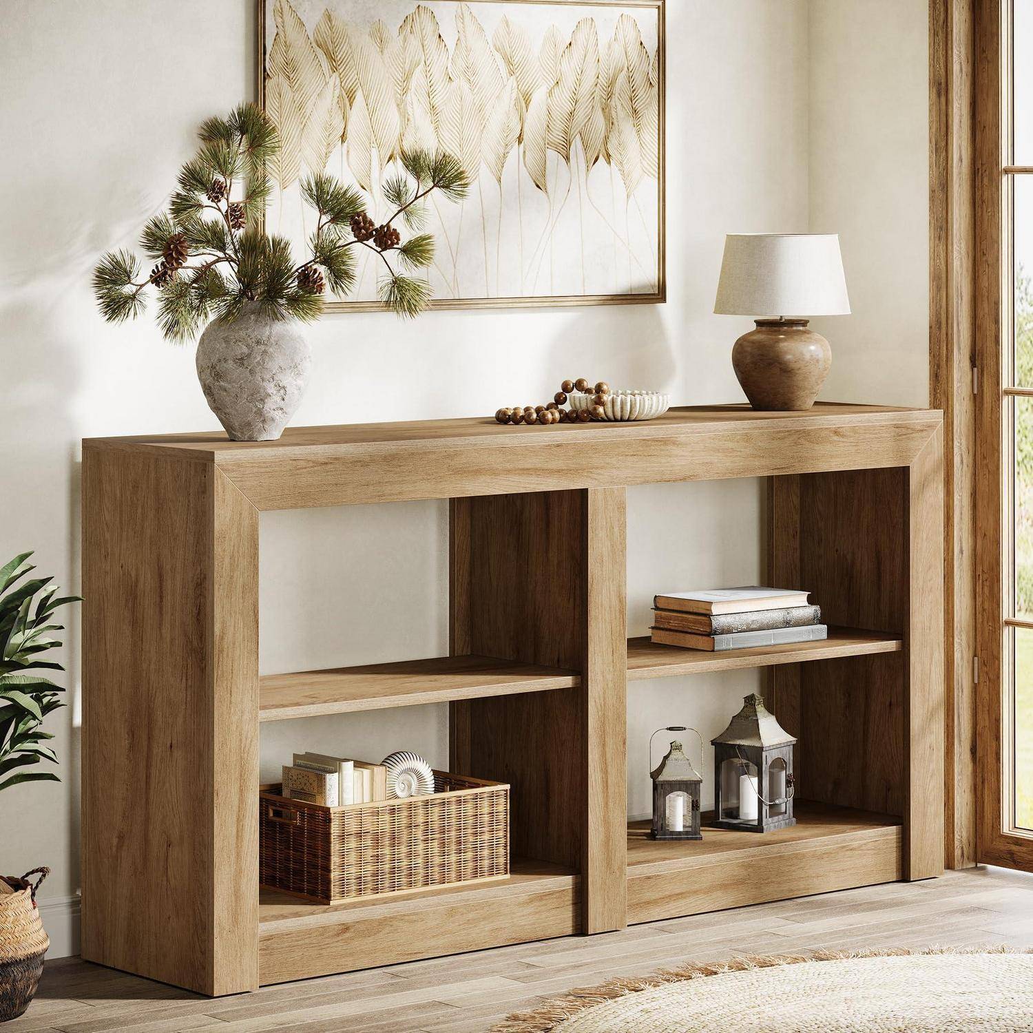 Holzkonsole mit offenen Regalen, dekoriert mit Vasen, Lampe, Büchern und Körben in einem hellen Wohnzimmer.