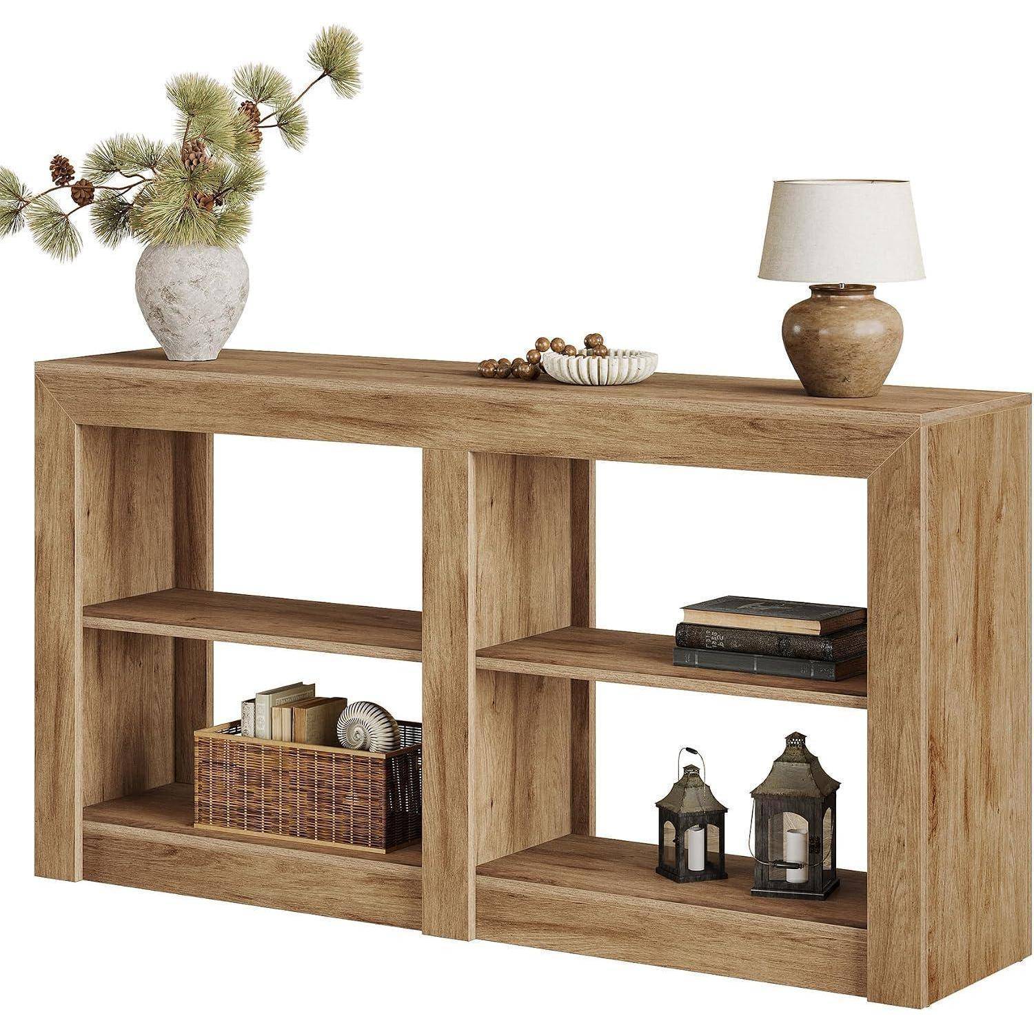 Holzkonsoltisch mit zwei offenen Regalfächern, dekoriert mit einer Vase, Lampe, Büchern, Korb und Laternen.