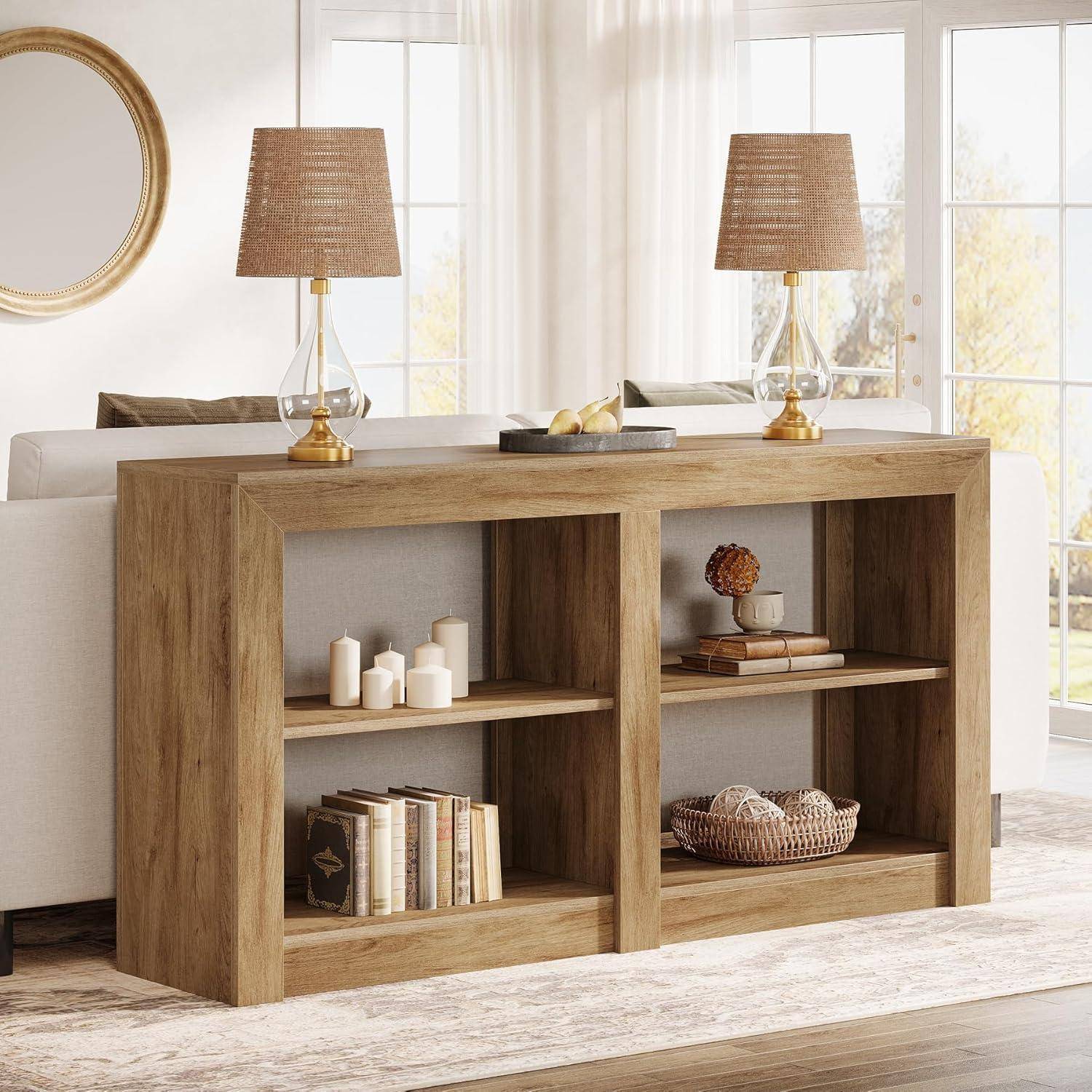 Holzkonsolentisch mit offenen Fächern, zwei Regalfächern, gestylt mit Büchern, Kerzen und einer Schale in einem hellen Wohnzimmer