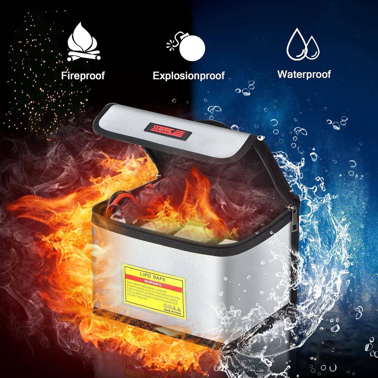 Feuerfeste, explosionssichere, wasserdichte Aufbewahrungstasche mit offenem Deckel, gezeigt beim Widerstand gegen Flammen und spritzendendes Wasser.