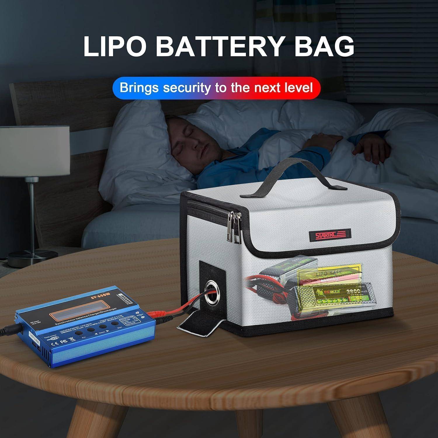 Lipo-Batterie-Tasche mit Batterien beim Laden auf einem Tisch, dargestellt als Sicherheitsprodukt; der Text lautet „LIPO-BATTERIE-TASCHE" und „Bringt Sicherheit auf die nächste Stufe"".