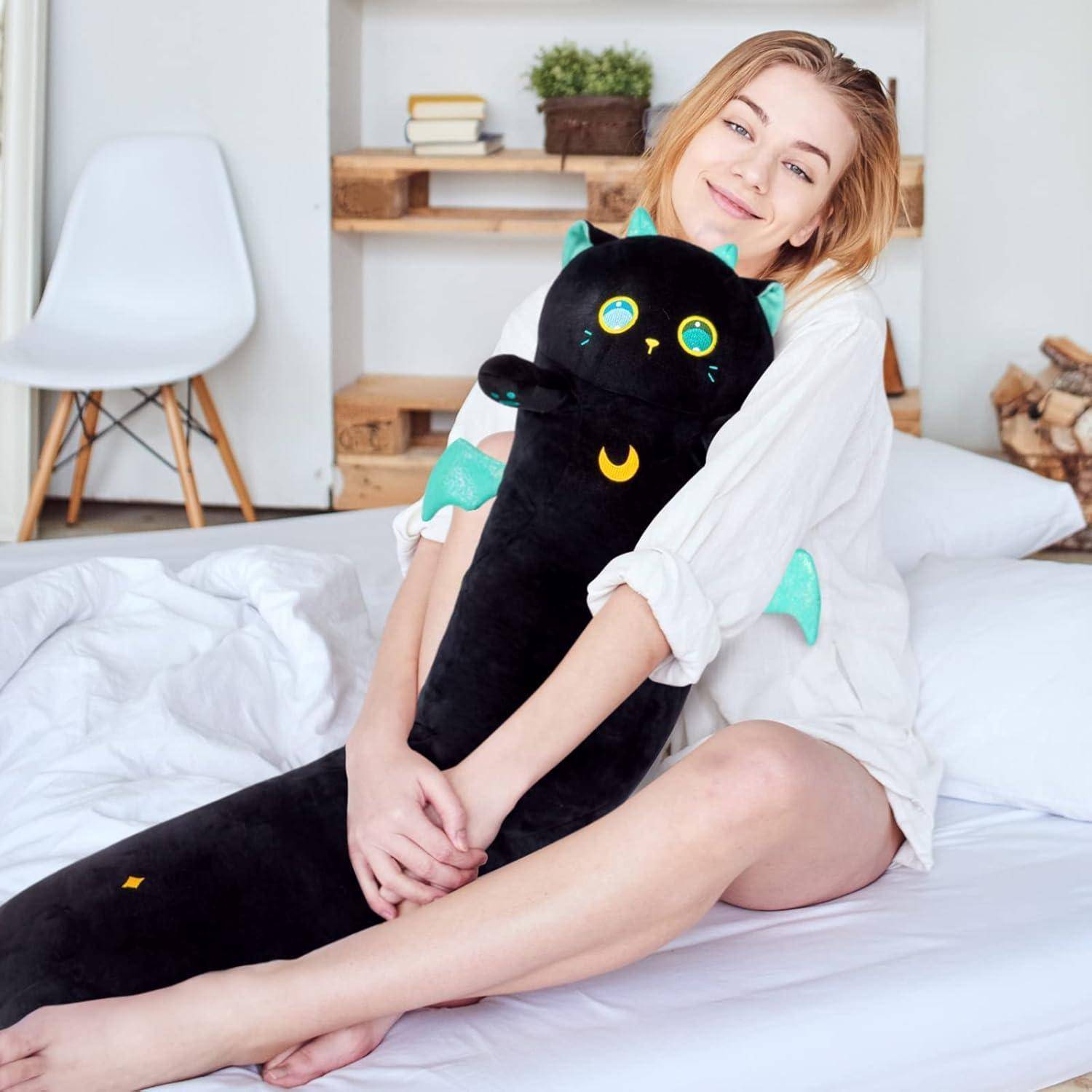 Mewaii Stofftiere Katzen Schwarze 90CM Plüsch Kissen Lang Kätzchen mit Großen Augen Plüschtier Ausgestopftes Tier Spielzeug Kuschelkissen Geschenk