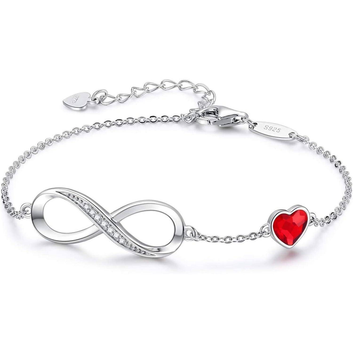 Silbernes Armband mit Unendlichkeitssymbol und rotem Herzanhänger an einer Kette, auf weißem Hintergrund abgebildet.