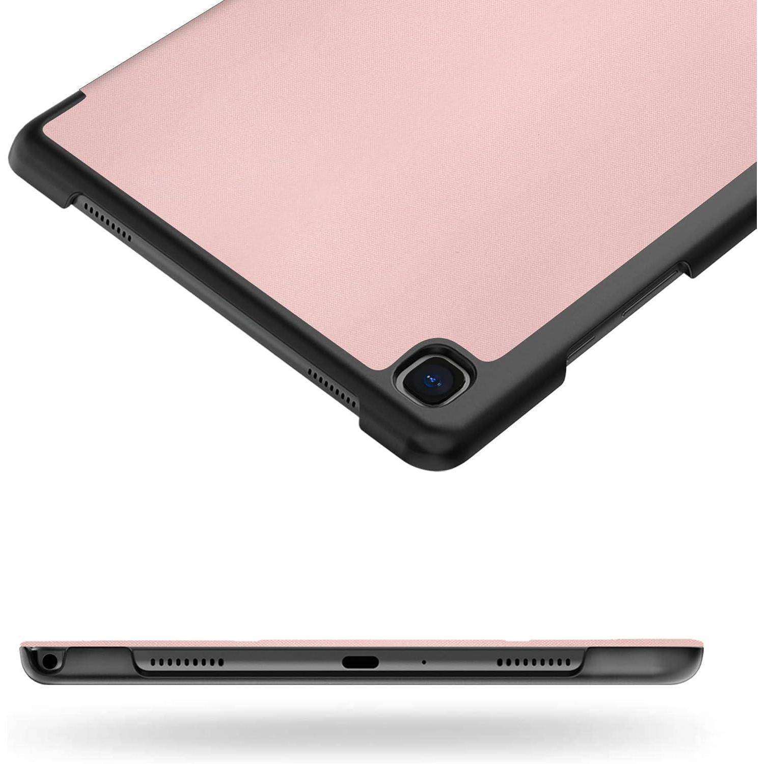 Rosafarbenes Tablet in einem schwarzen Schutzgehäuse, gezeigt mit einer Nahaufnahme von Ecke und unterer Kante, die die Kamera, Lautsprecherlöcher und den Ladeanschluss zeigt.