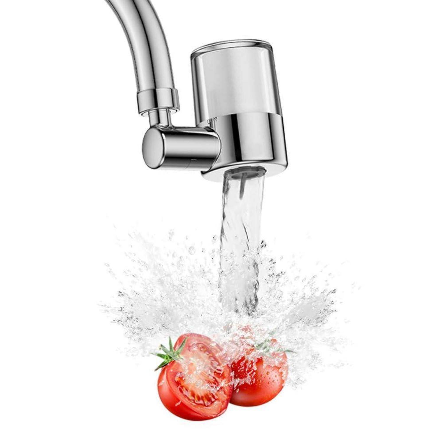 Wasser fließt aus einem Wasserhahn auf rote Tomaten und zeigt das Waschen von frischem Gemüse.