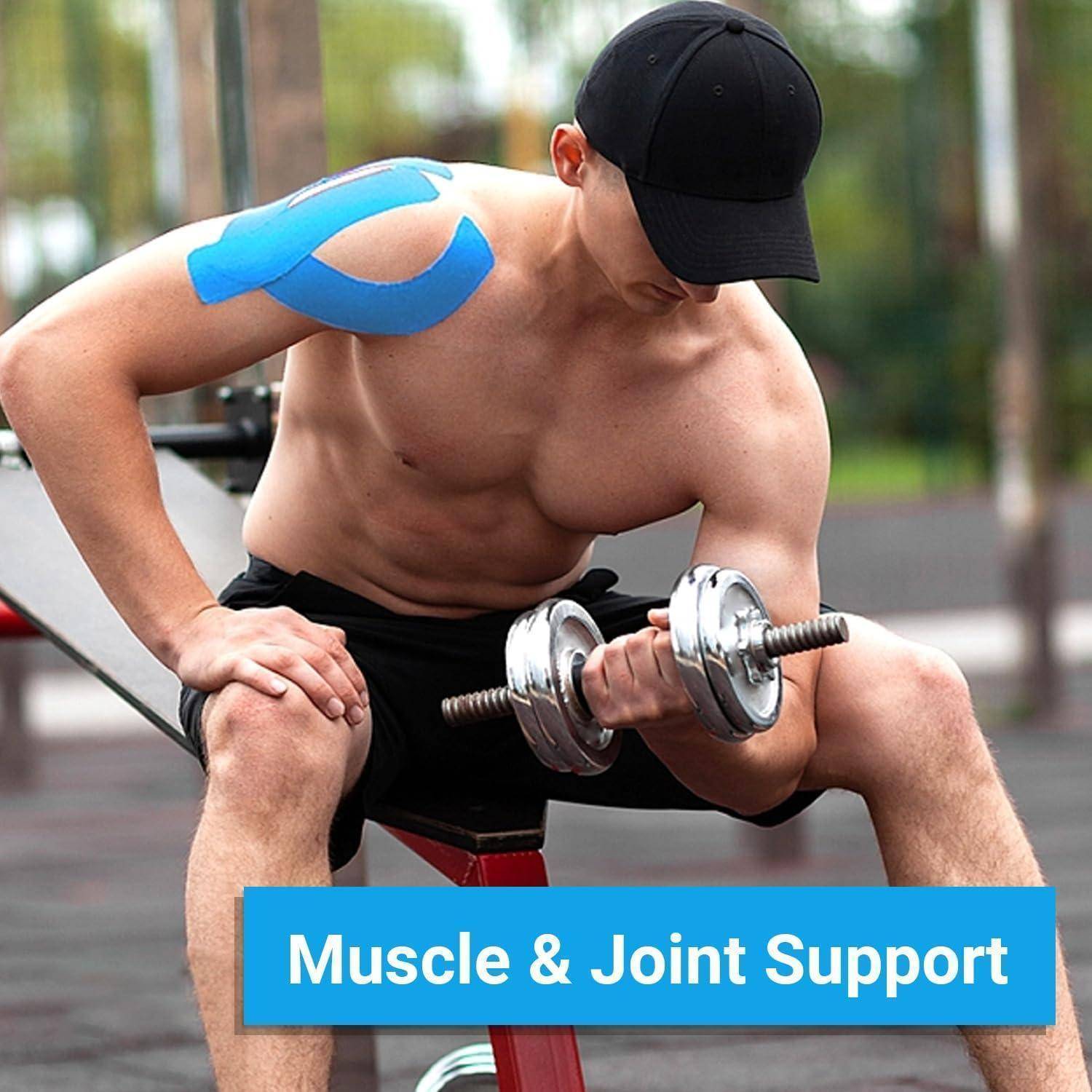 Muskulöser Mann im Freien, der eine Hantel hebt, mit blauem Kinesiology-Tape auf der Schulter; Banner liest 