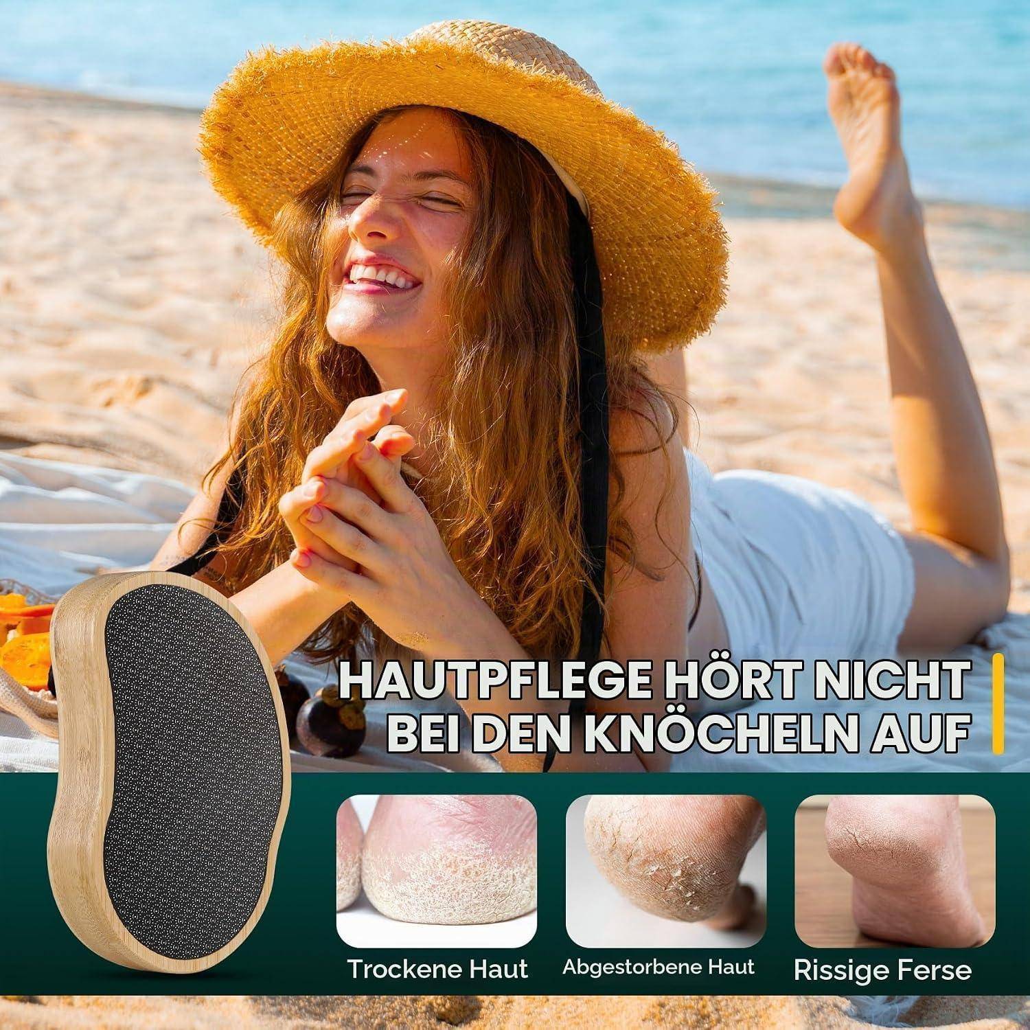 Frau, die sich am Strand mit einem Strohhut entspannt; Anzeige für Fußpflege mit Sandalensohle und Beschriftungen „Trockene Haut