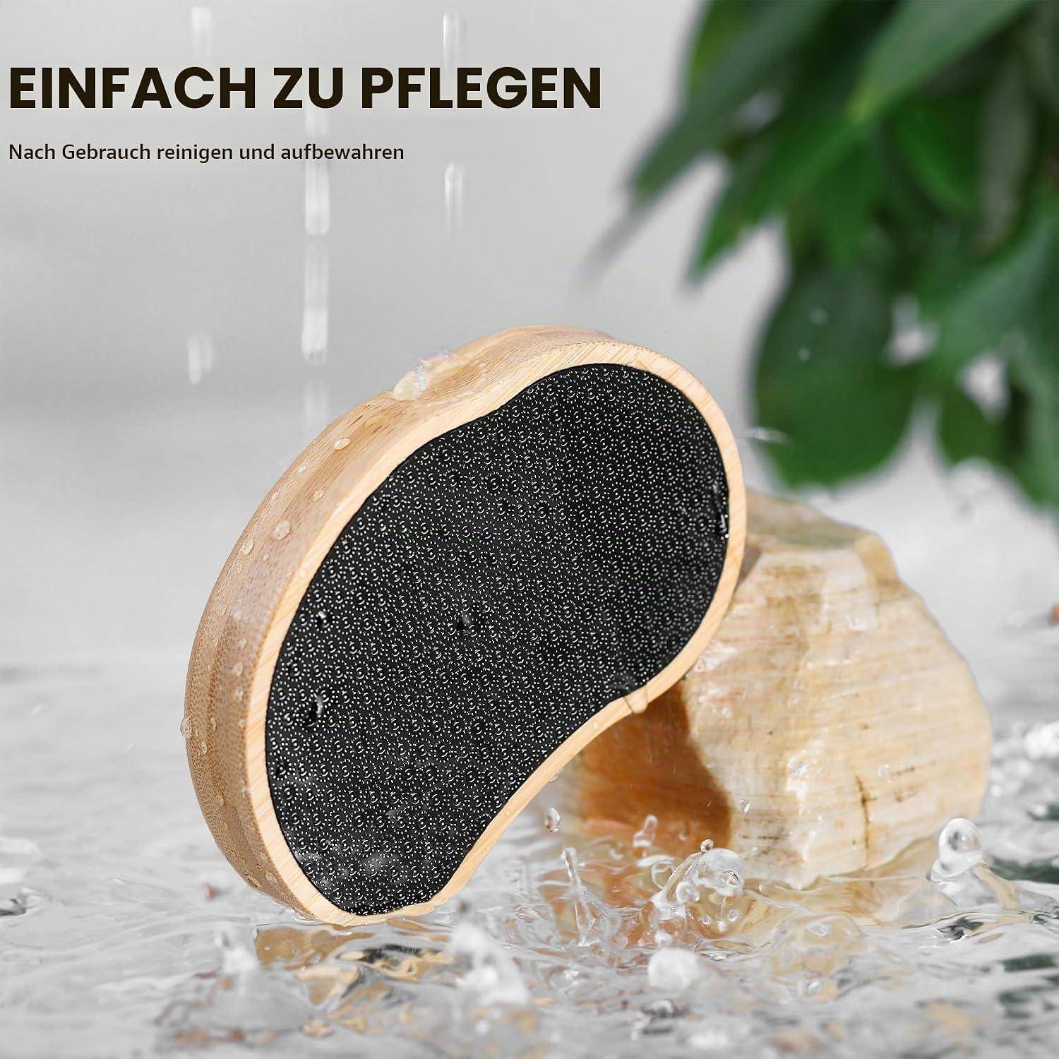 Eine wasserbeständige Holzschrubbbürste mit schwarzem strukturiertem Pad, die gerade unter Wasser abgespült wird, mit deutschem Text 'EINFACH ZU PFLEGEN' und 'Nach Gebrauch reinigen und aufbewahren'.
