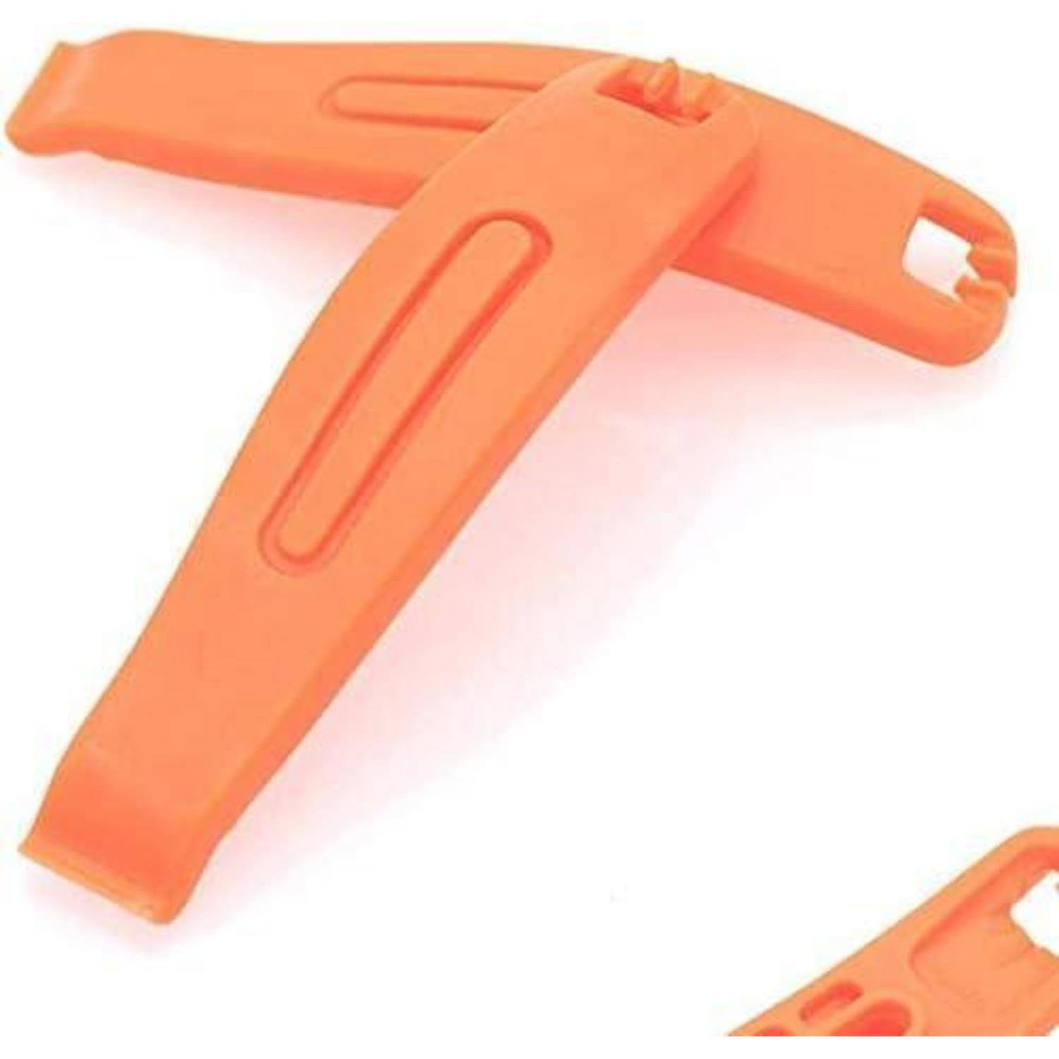 Orange Kunststoff-Aufsteckschuhanzieher oder Fersenprotektoren auf weißem Hintergrund.