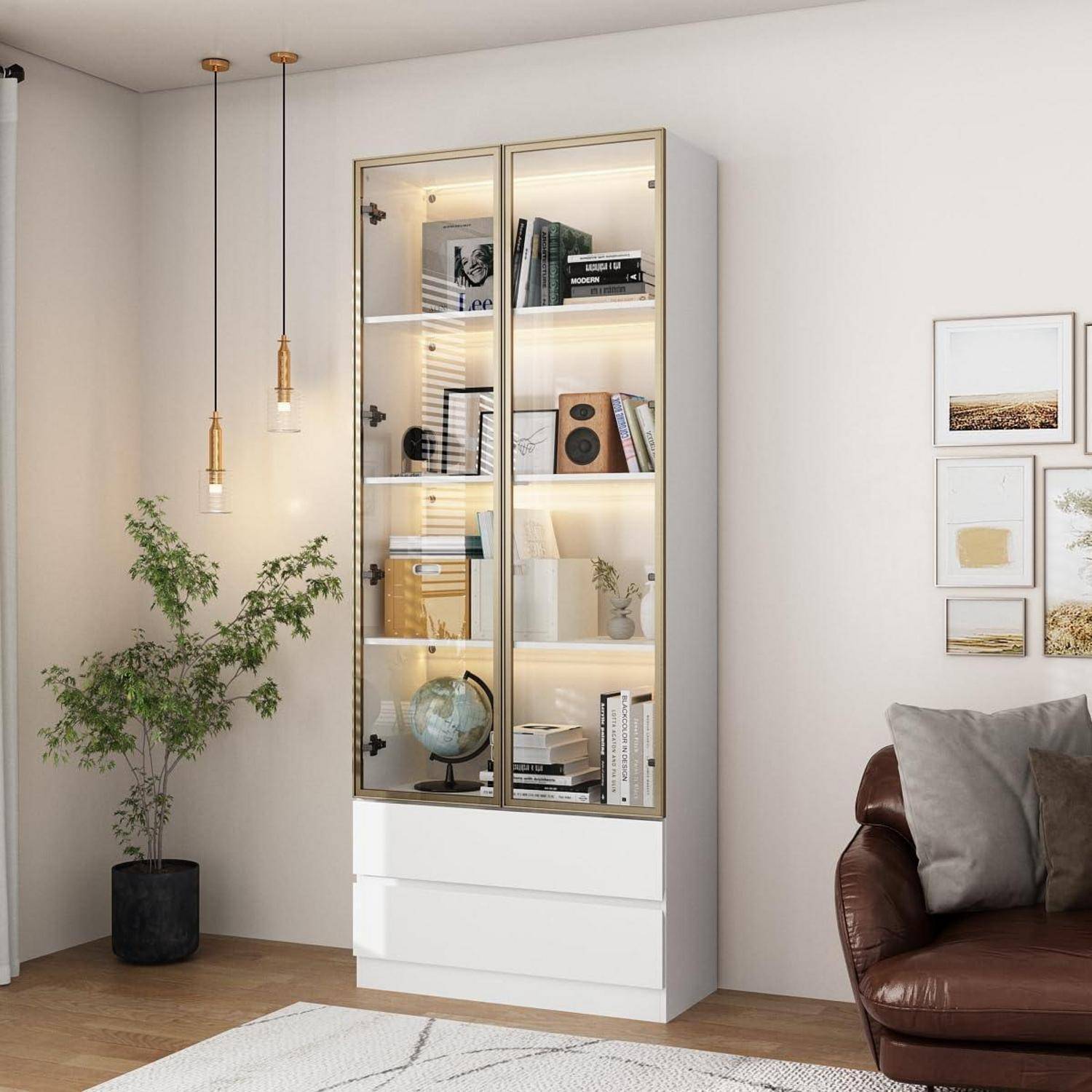 Hohes weißes Glasvitrinenschrank mit beleuchteten Regalen, Büchern und Dekoration in einem minimalistischen Wohnzimmer neben einer Topfpflanze und einem Lederstuhl.