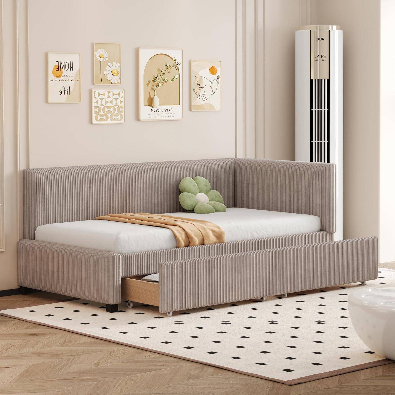Modernes gepolstertes Tagesbett mit ausziehbarer Schublade zur Aufbewahrung in einem beigefarbenen Schlafzimmer, stilisiert mit Kissen, Wandkunst, Teppich und Klimaanlage.