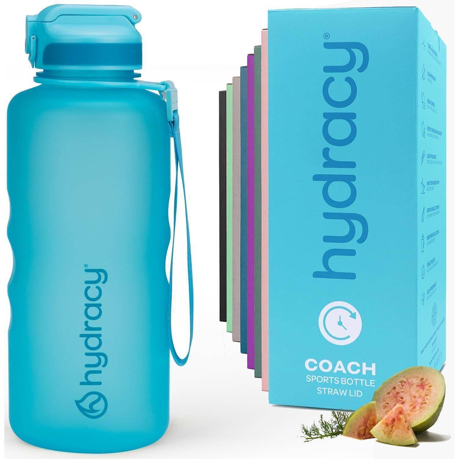 Eine türkisfarbene Hydracy Coach Sporttrinkflasche mit Strohhalm-Deckel neben ihrer Produktschachtel, gezeigt mit verschiedenen Farboptionen und einer Feige als Garnierung.