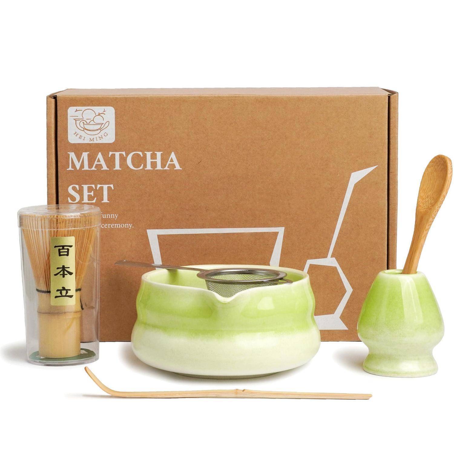 Matcha-Set mit Schachtels, Teetasse, Schneebesen-Halter, Bambuslöffel und Rührstab zur Zubereitung von traditionellem Matcha.