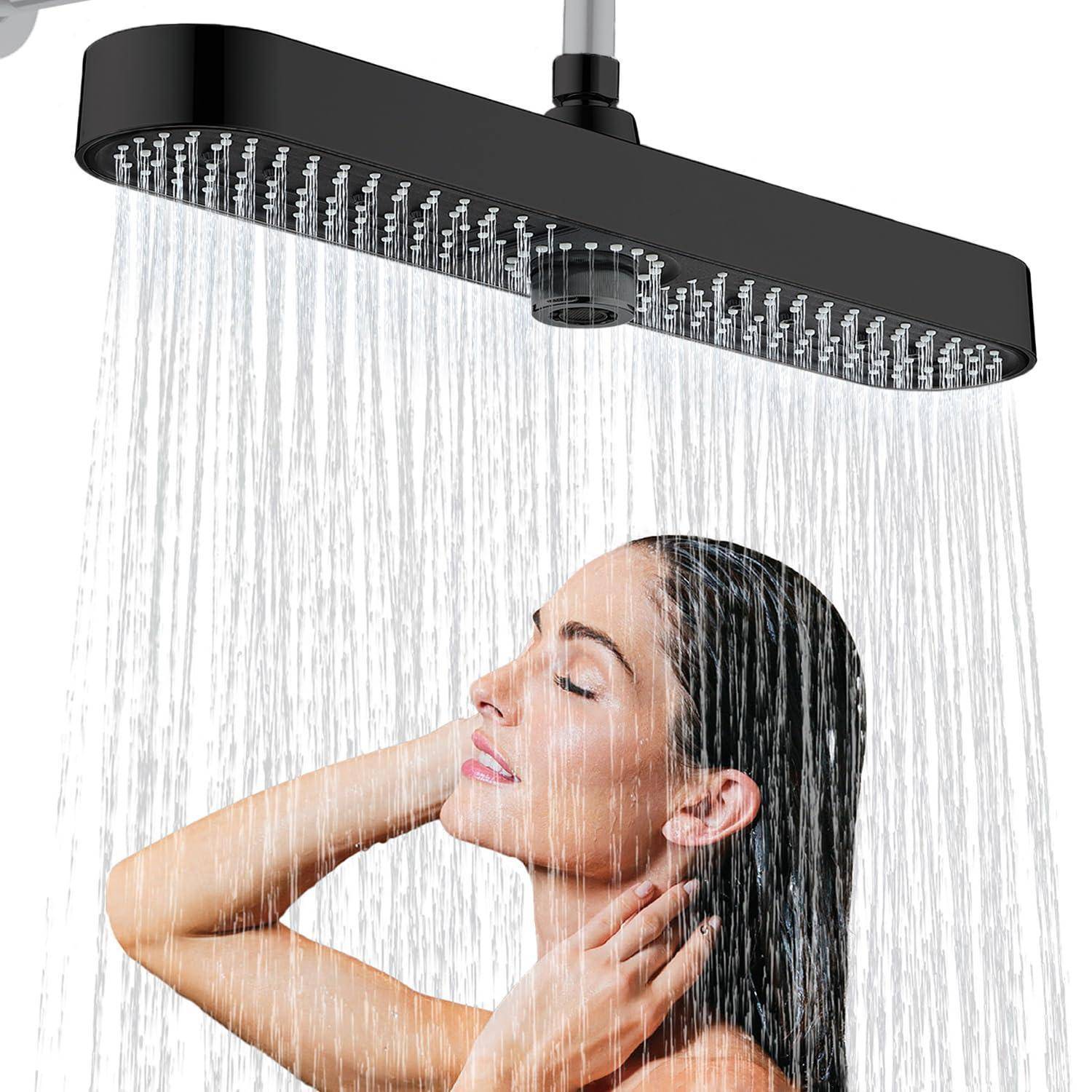 Frau, die unter einer großen schwarzen Regendusche duscht, genießt das Wasser mit geschlossenen Augen.