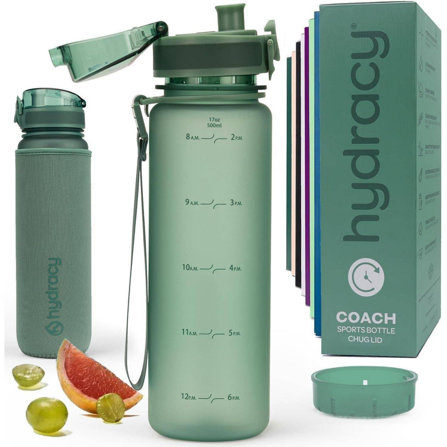Produktfoto einer mintgrünen HydraCy-Wasserflasche mit Chug-Deckel, Trageband, zusätzlichem Verschluss und Verpackungskarton, dargestellt neben einer kleineren passenden Flasche und Fruchtscheiben.
