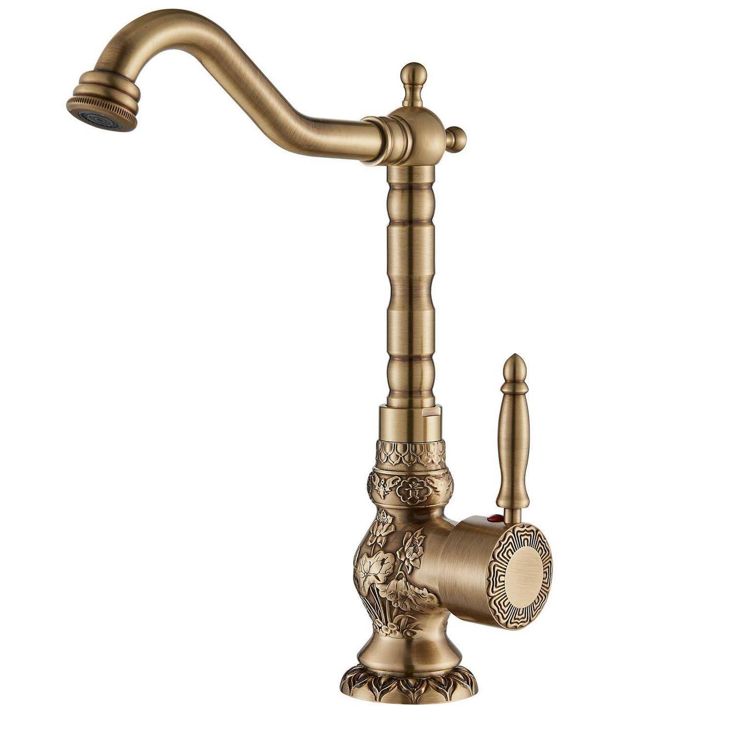 Prunkvoller Messingküchenarmaturen im Vintage-Stil mit geschwungenem Auslauf und einhebligem Griff auf weißem Hintergrund.