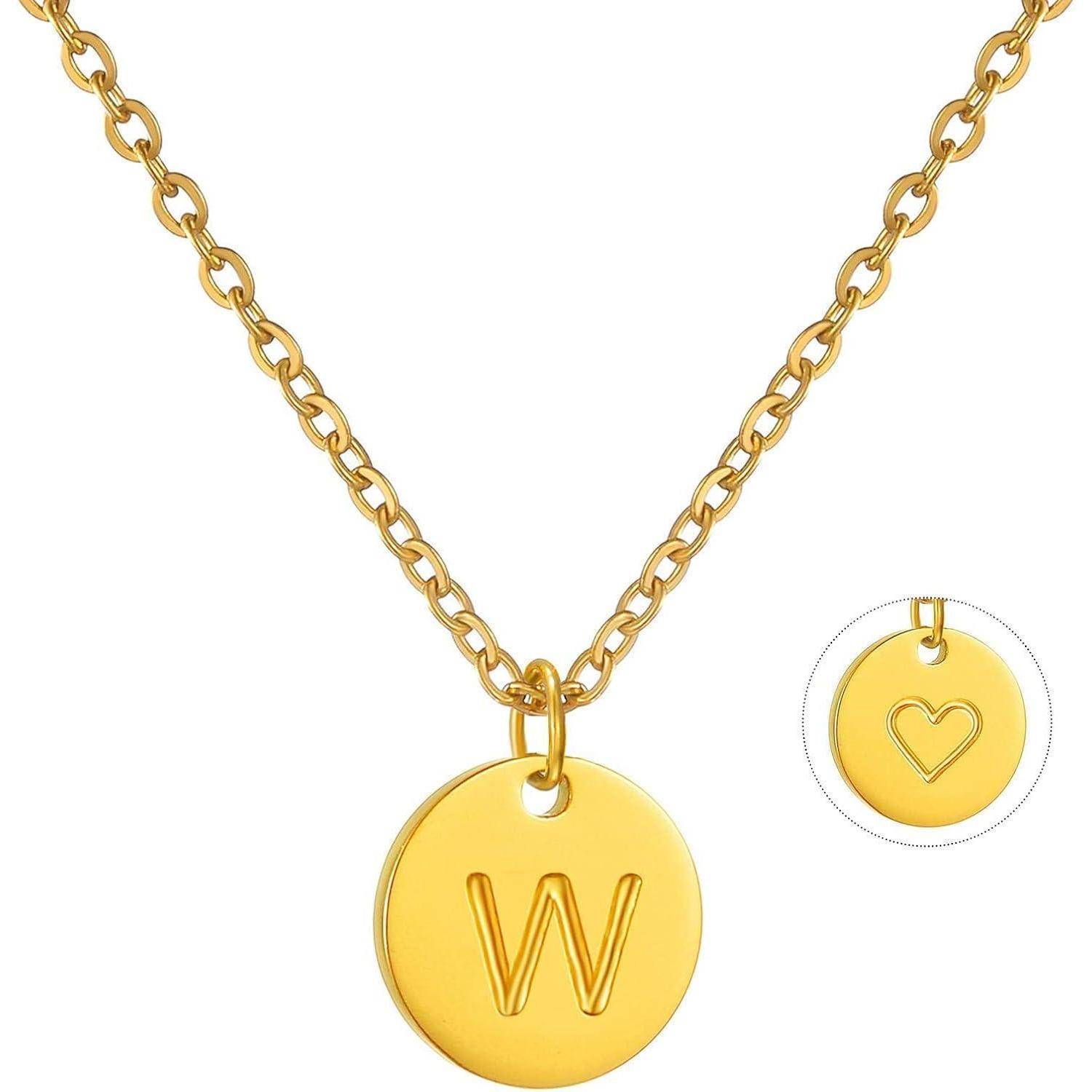 Goldkettenhalsband mit rundem Anhänger, graviert mit dem Buchstaben W; die Detailaufnahme zeigt die Rückseite des Anhängers mit einer Herzkontour.
