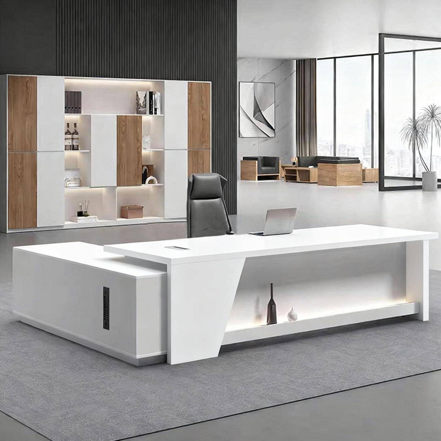 Modernes minimalistisches Büro mit großem weißem L-förmigem Schreibtisch, schwarzem Stuhl und Laptop, eingerichtet in einem hellen Arbeitsplatz für Führungskräfte mit Regalen und Fenstern.