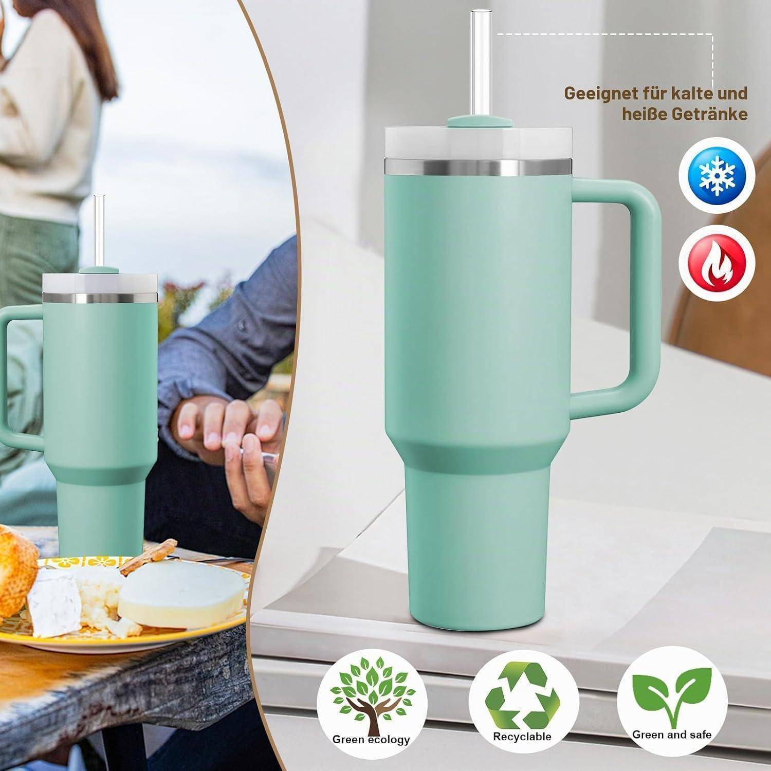 Minzgrüner isolierter Trinkbecher mit Griff und Strohhalm, gezeigt für heiße und kalte Getränke, mit Symbolen, die umweltfreundlich, recycelbar und sichere Verwendung anzeigen.