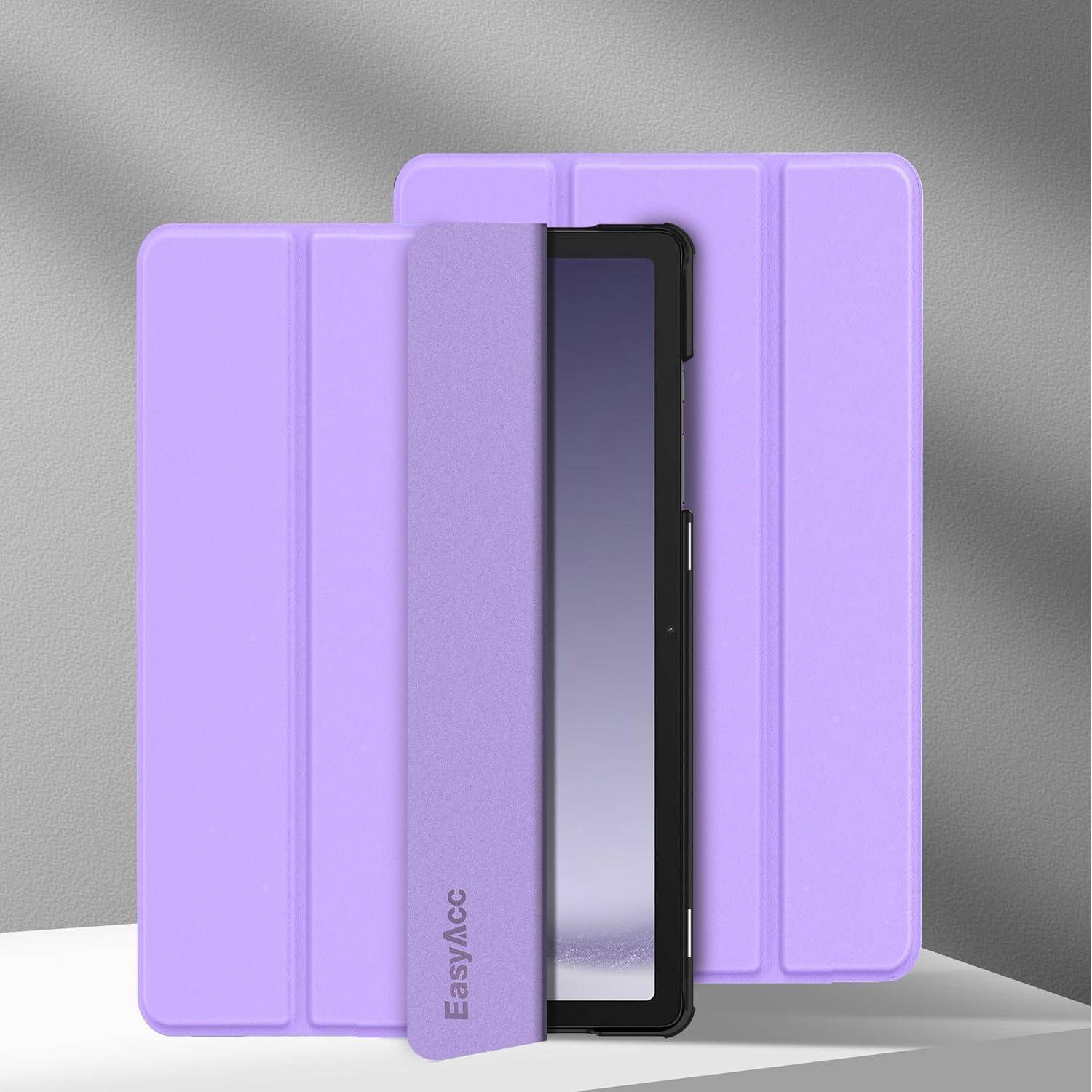 Violettes Tablet-Schutzetui mit drei Fältern, teilweise geöffnet, zeigt ein schwarzes Tablet auf grauem Hintergrund.
