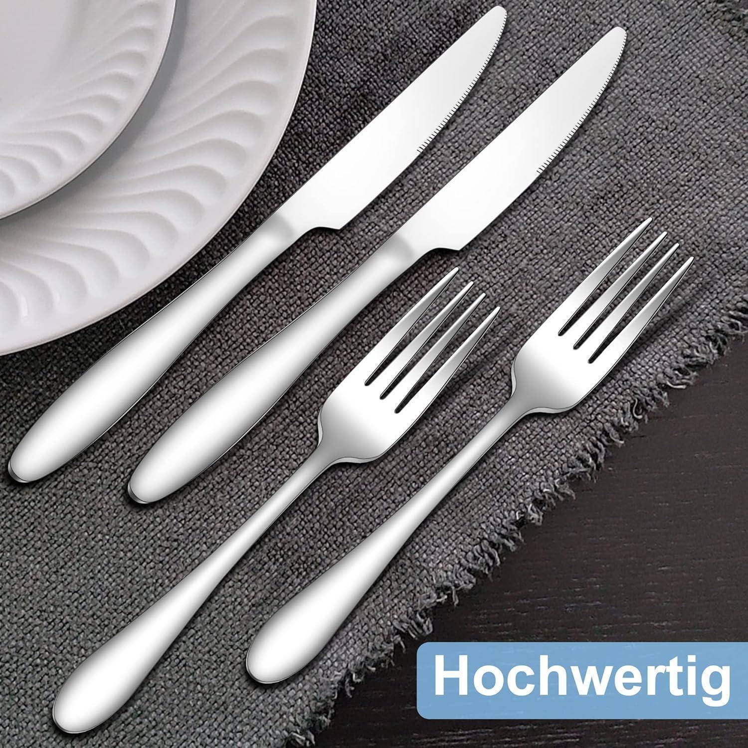 Silbernes Messer und zwei Gabel auf einer grauen Platzdecke neben einem weißen Teller angeordnet; Etikett liest „Hochwertig".