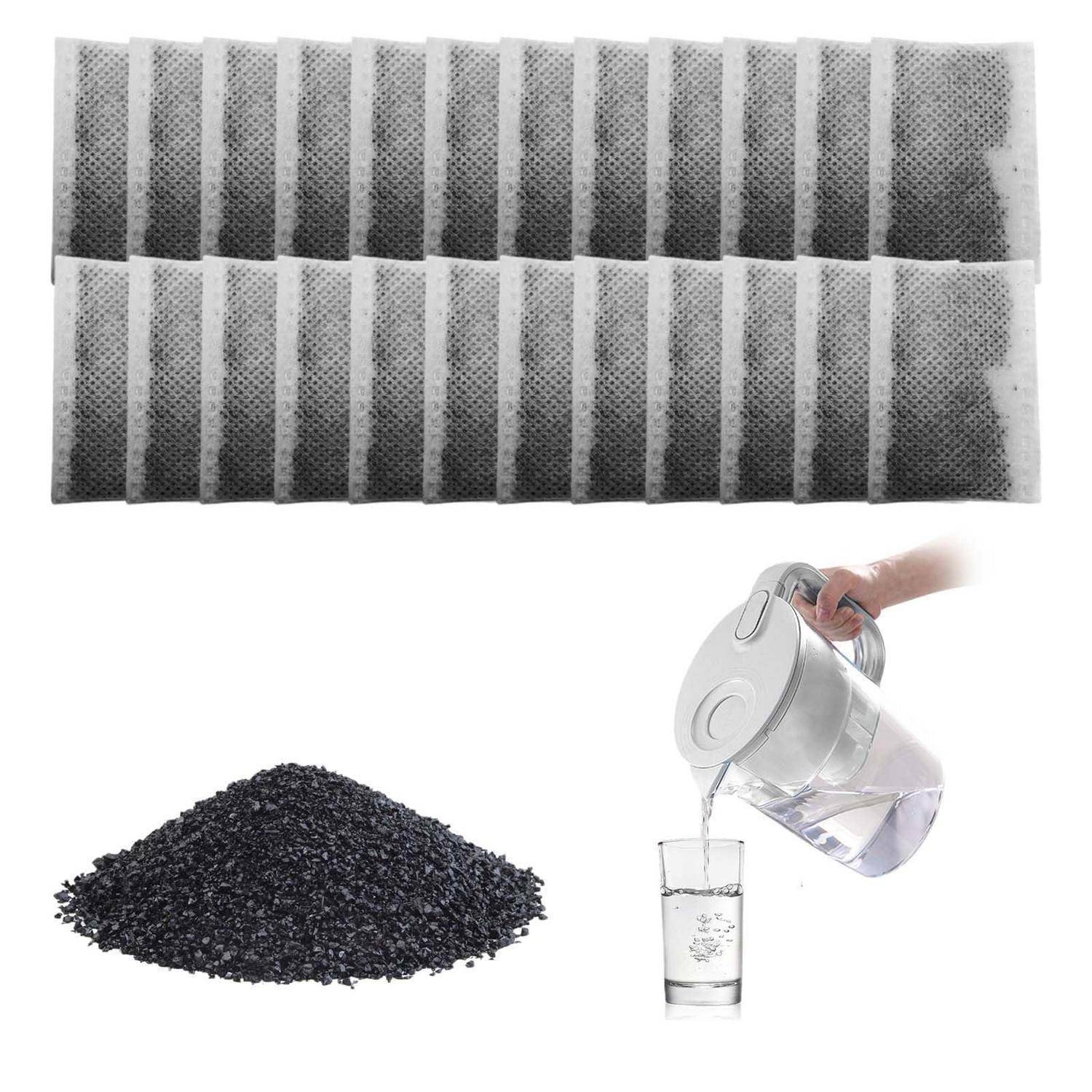 Wasserfilter-Kartuschen und Aktivkohlegranulat, plus ein Krug, der gefiltertes Wasser in ein Glas gießt.