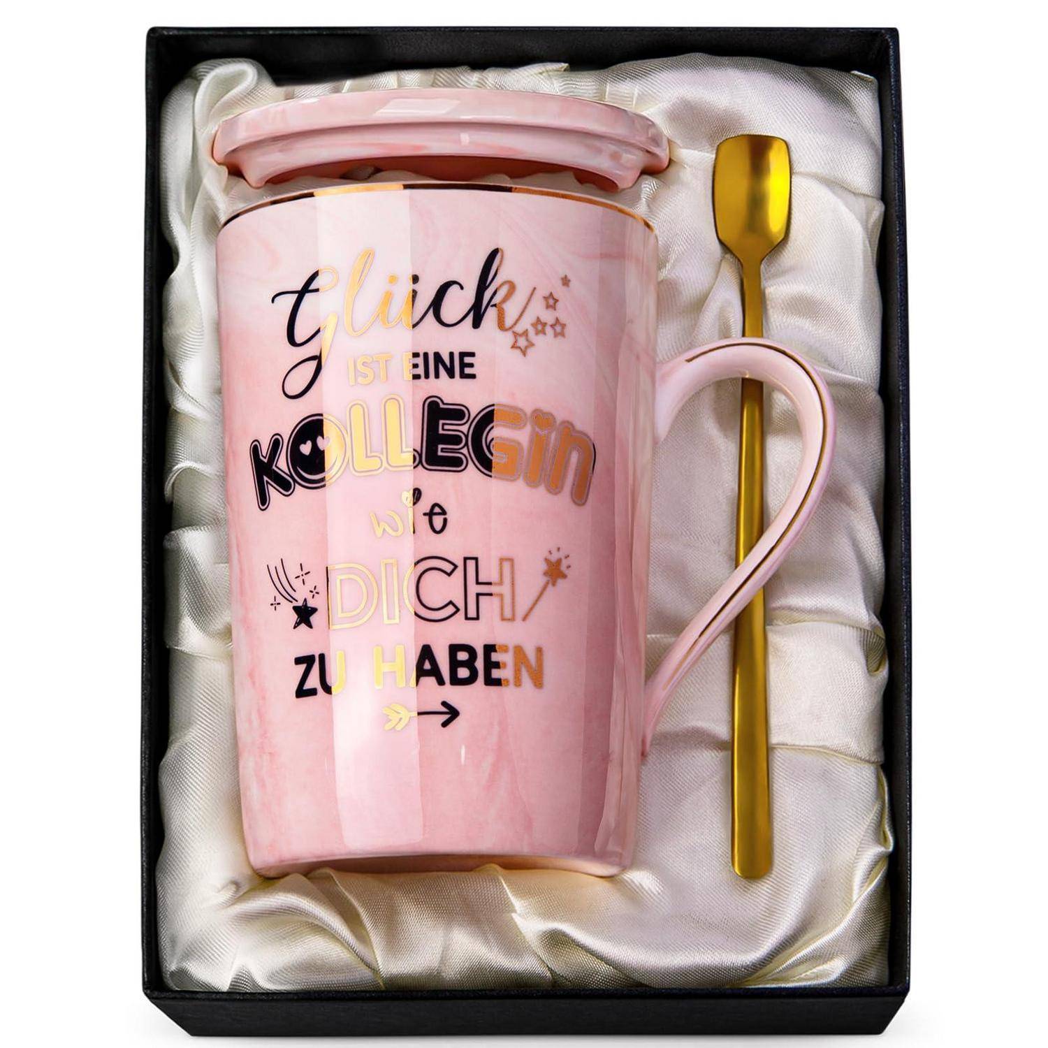 Becher mit rosa Deckel im Geschenkset in schwarzer Box mit Satinauskleidung, gepaart mit einem goldenen Löffel; auf dem Becher steht „Glück ist eine Kollegin wie dich zu haben